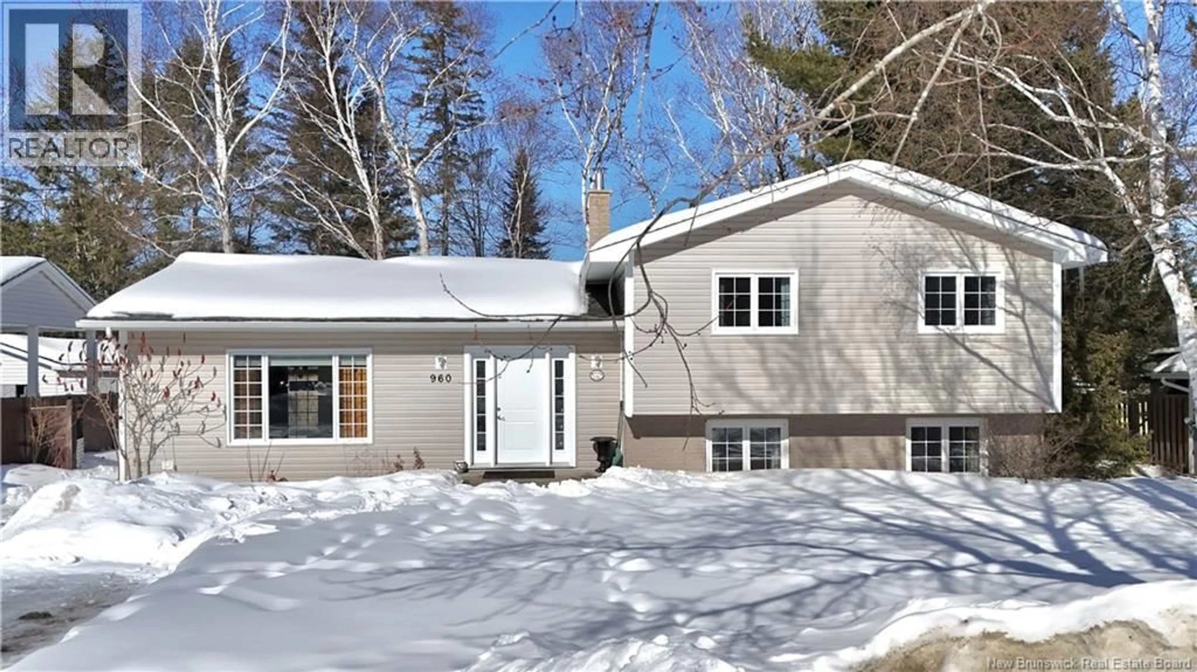 Home with vinyl exterior material, street for 960 MSGR GODIN, Bathurst New Brunswick E2A4E6