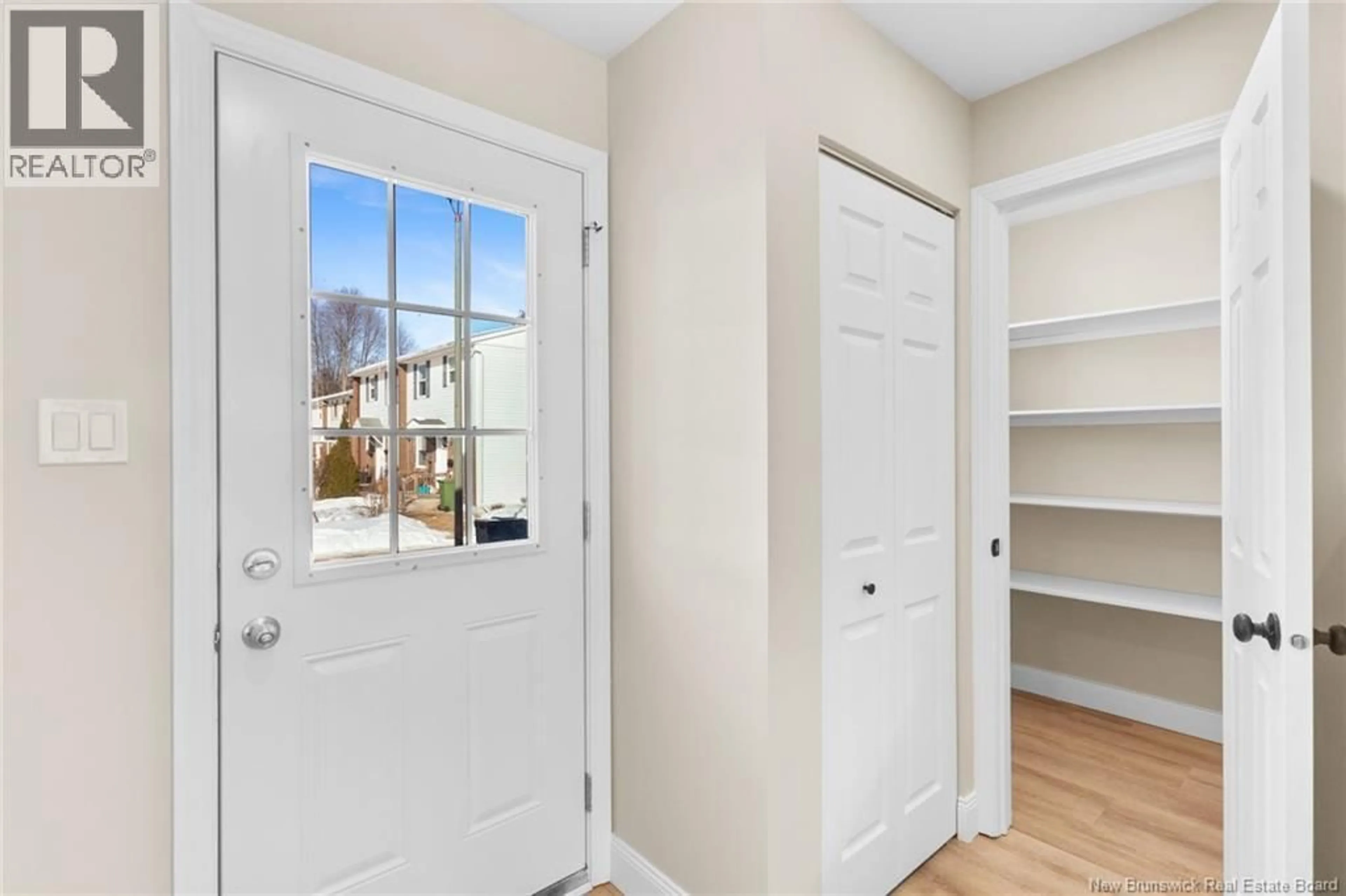 Indoor entryway for 25 DEER PARK, Oromocto New Brunswick E2V1J4