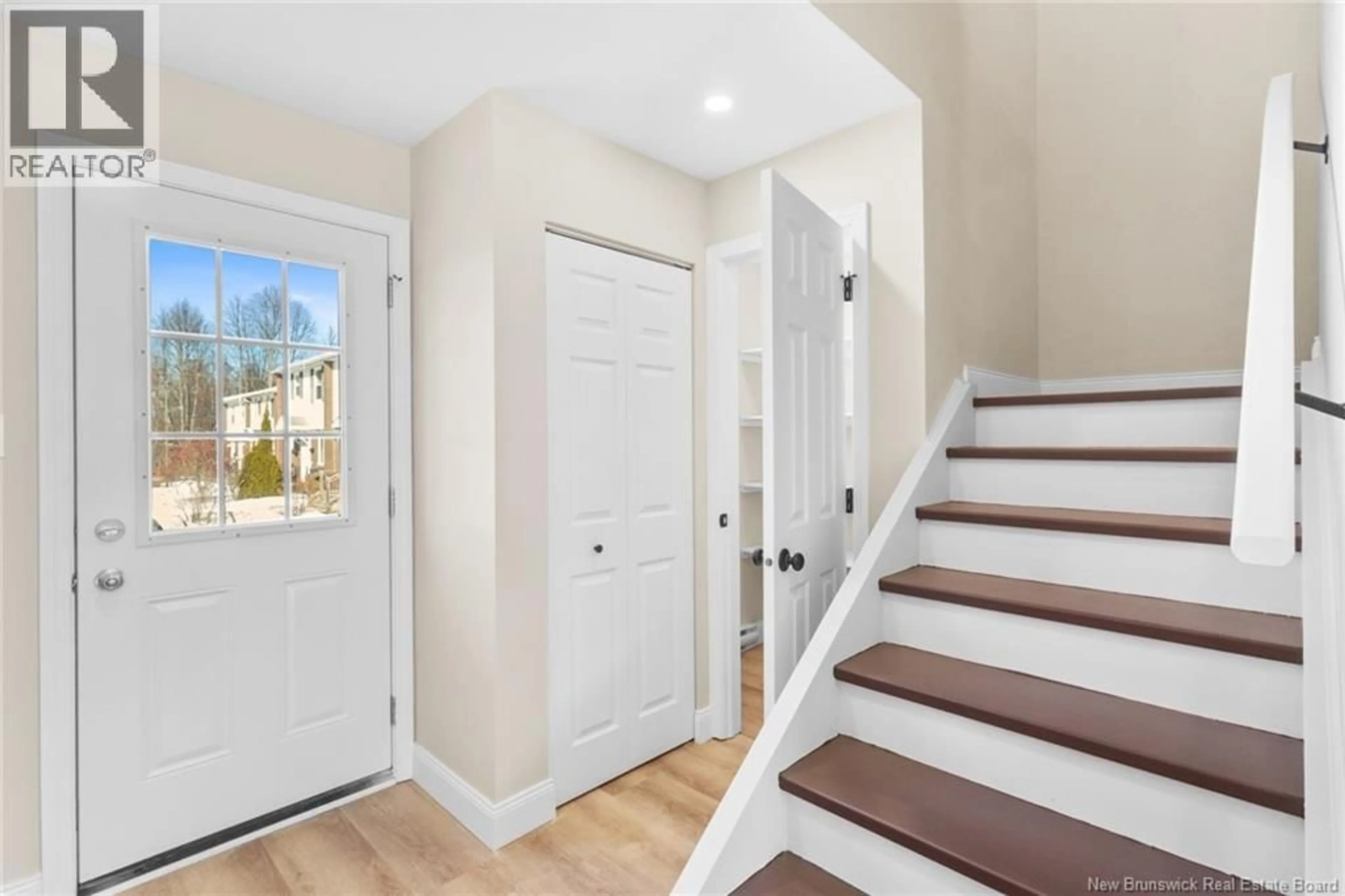 Indoor entryway for 25 DEER PARK, Oromocto New Brunswick E2V1J4