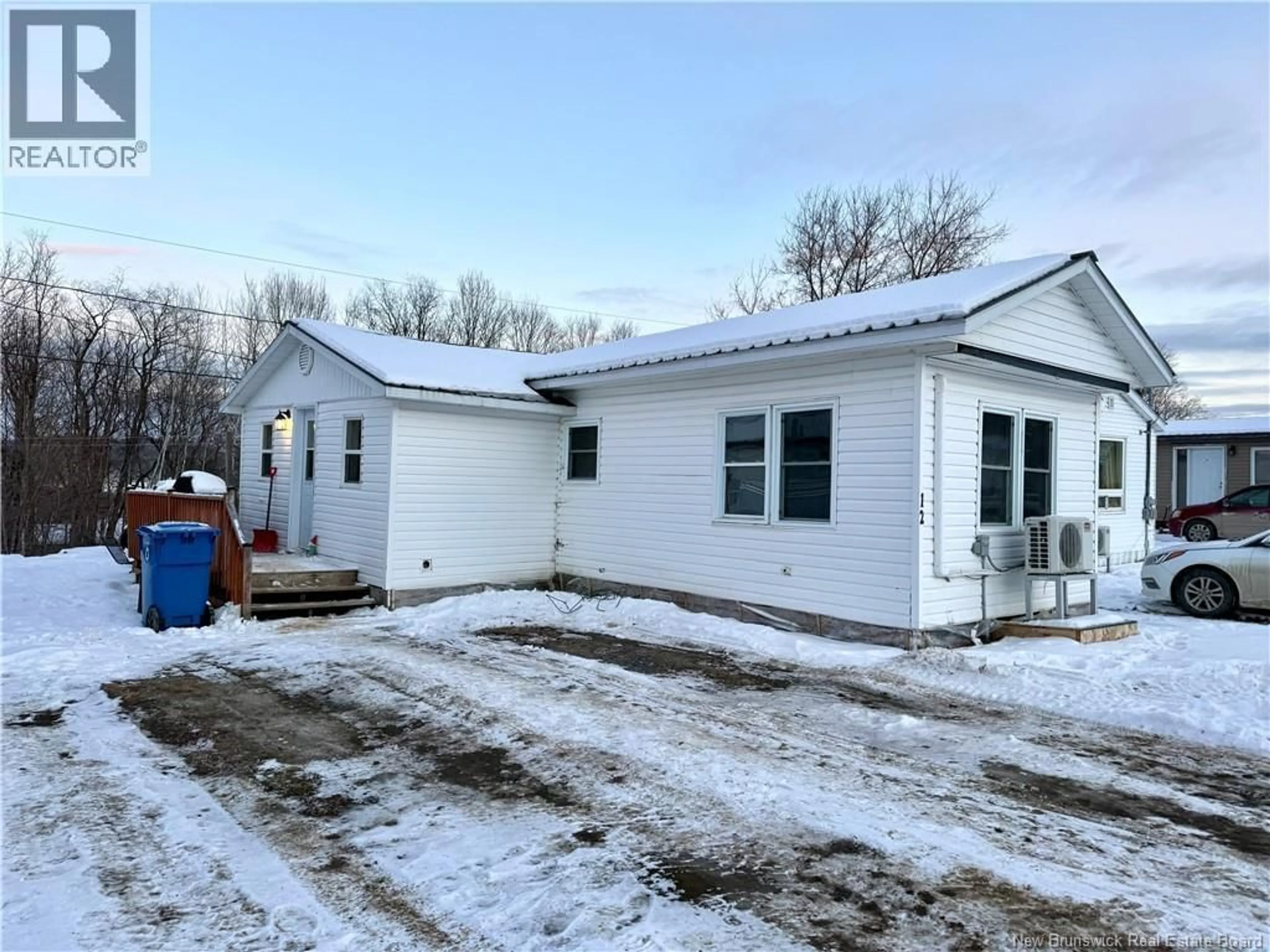 Home with vinyl exterior material, building for 12 CHESTNUT STREET, Woodstock New Brunswick E7M1K3