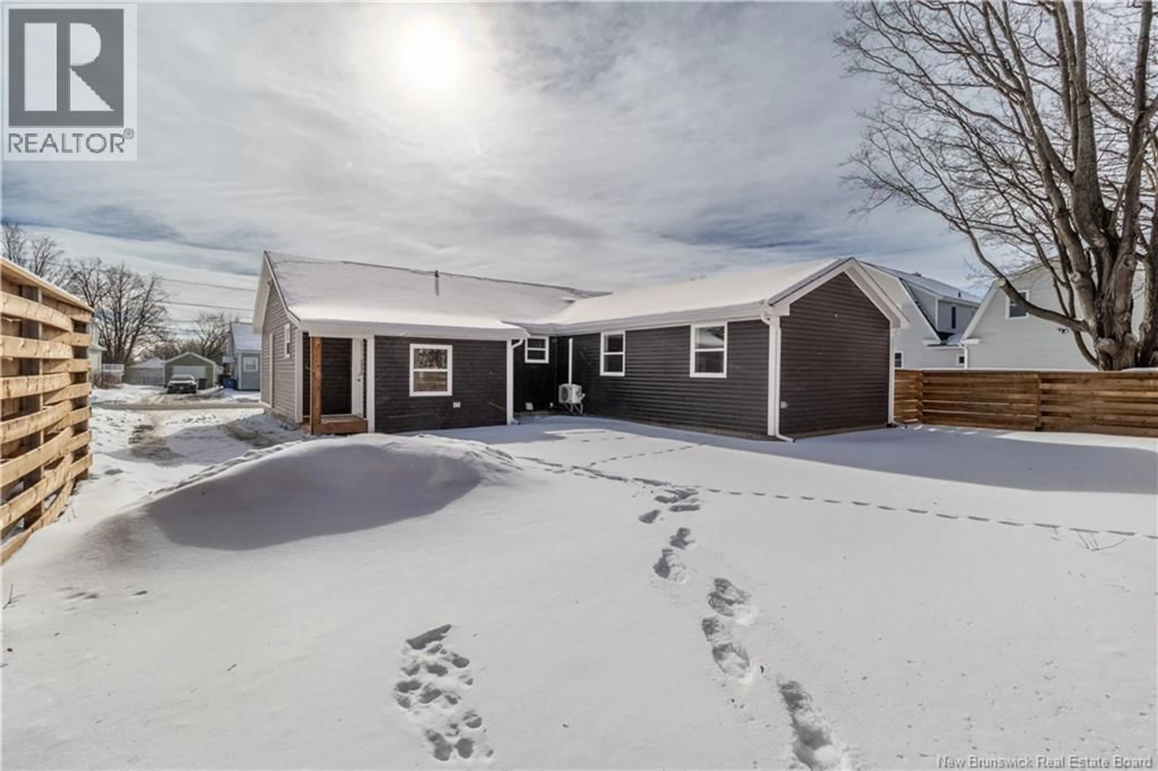 Home with vinyl exterior material, street for 122 ST. JOHN STREET, Woodstock New Brunswick E7M2V1