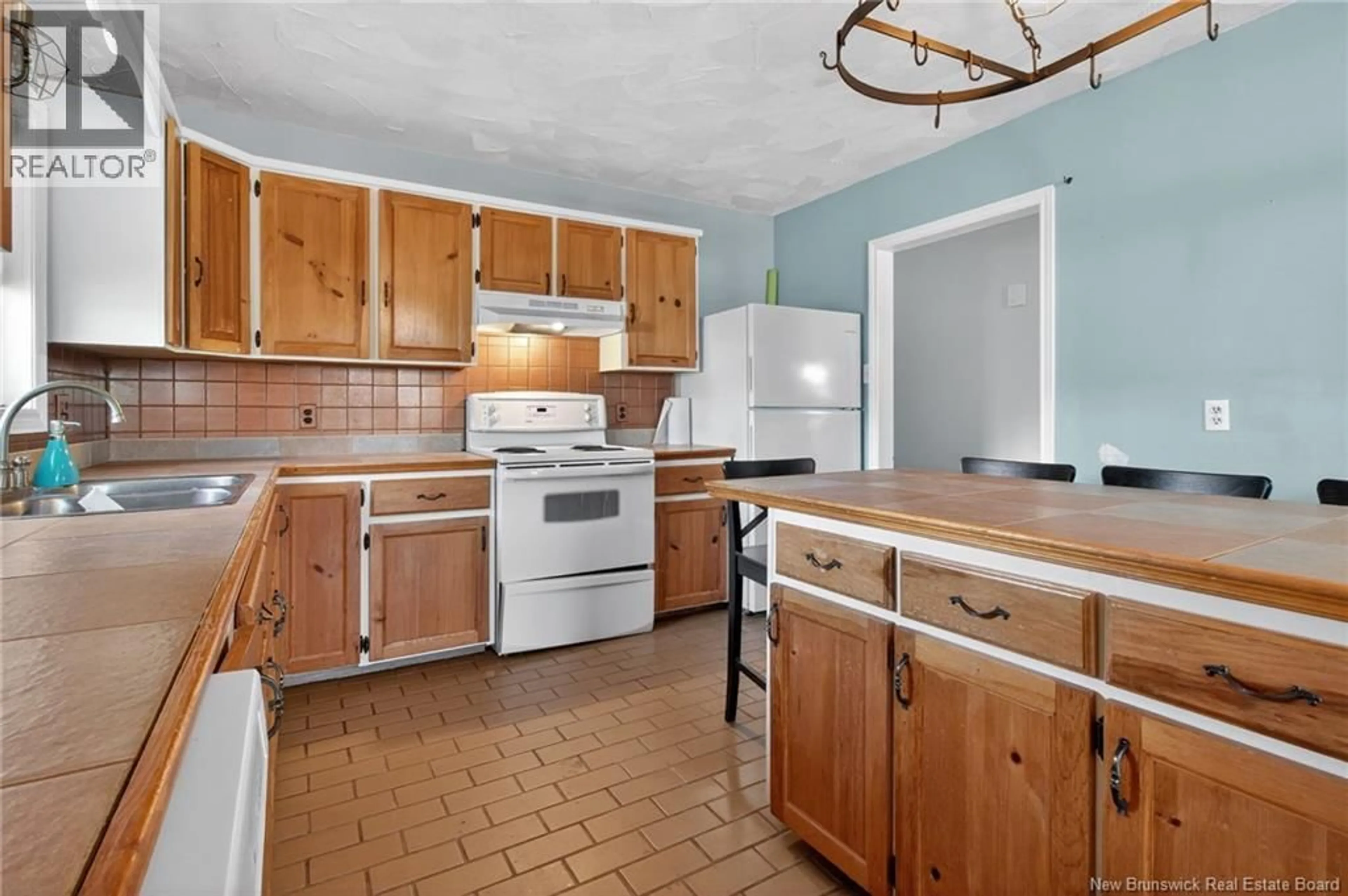 Standard kitchen, ceramic/tile floor for 1098 FRAMPTON LANE, Moncton New Brunswick E1G1S9