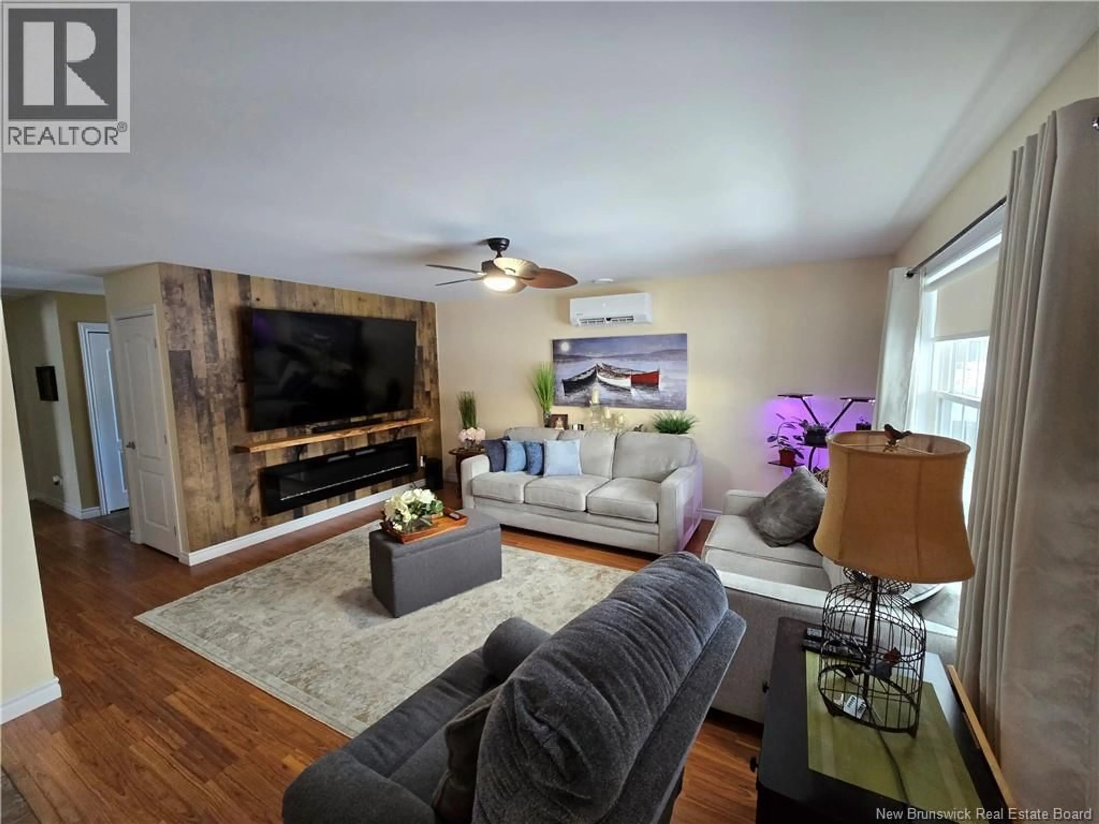 Living room with furniture, wood/laminate floor for 675 GOSNELL, Bathurst New Brunswick E2A4V8