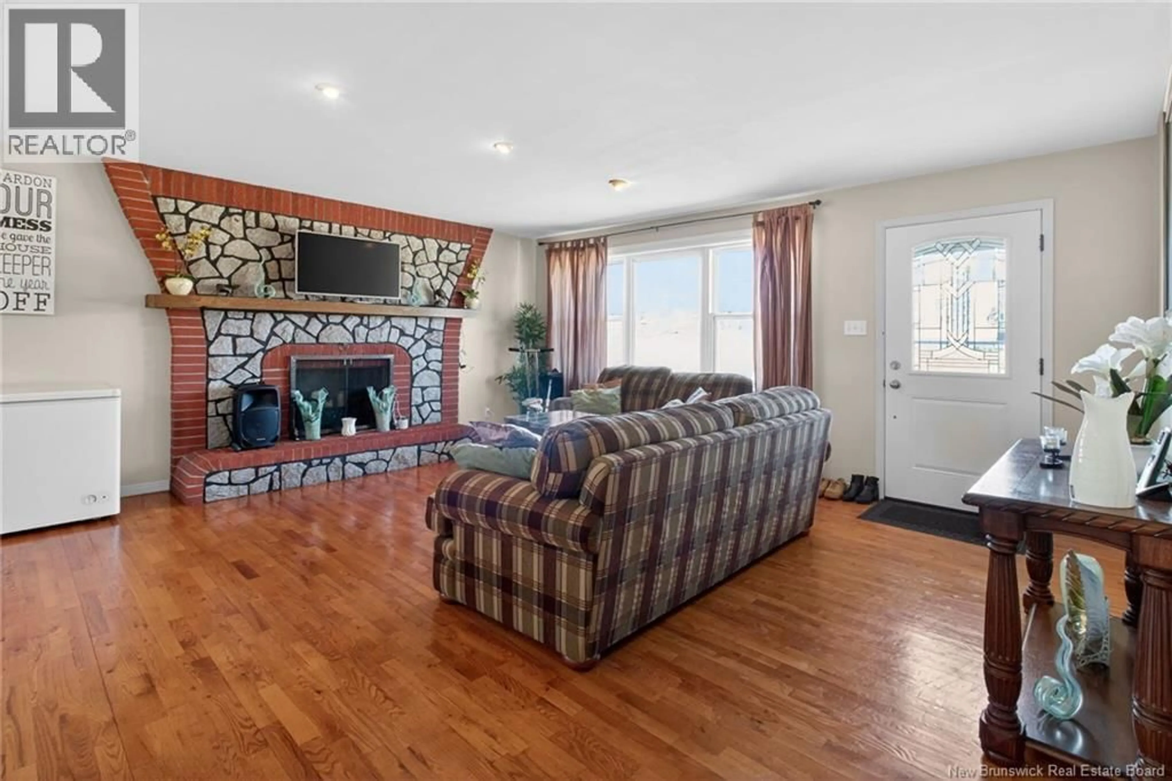 Living room with furniture, wood/laminate floor for 1341 CHEMIN BAS CAP PELE, Cap-Pelé New Brunswick E4N1M4