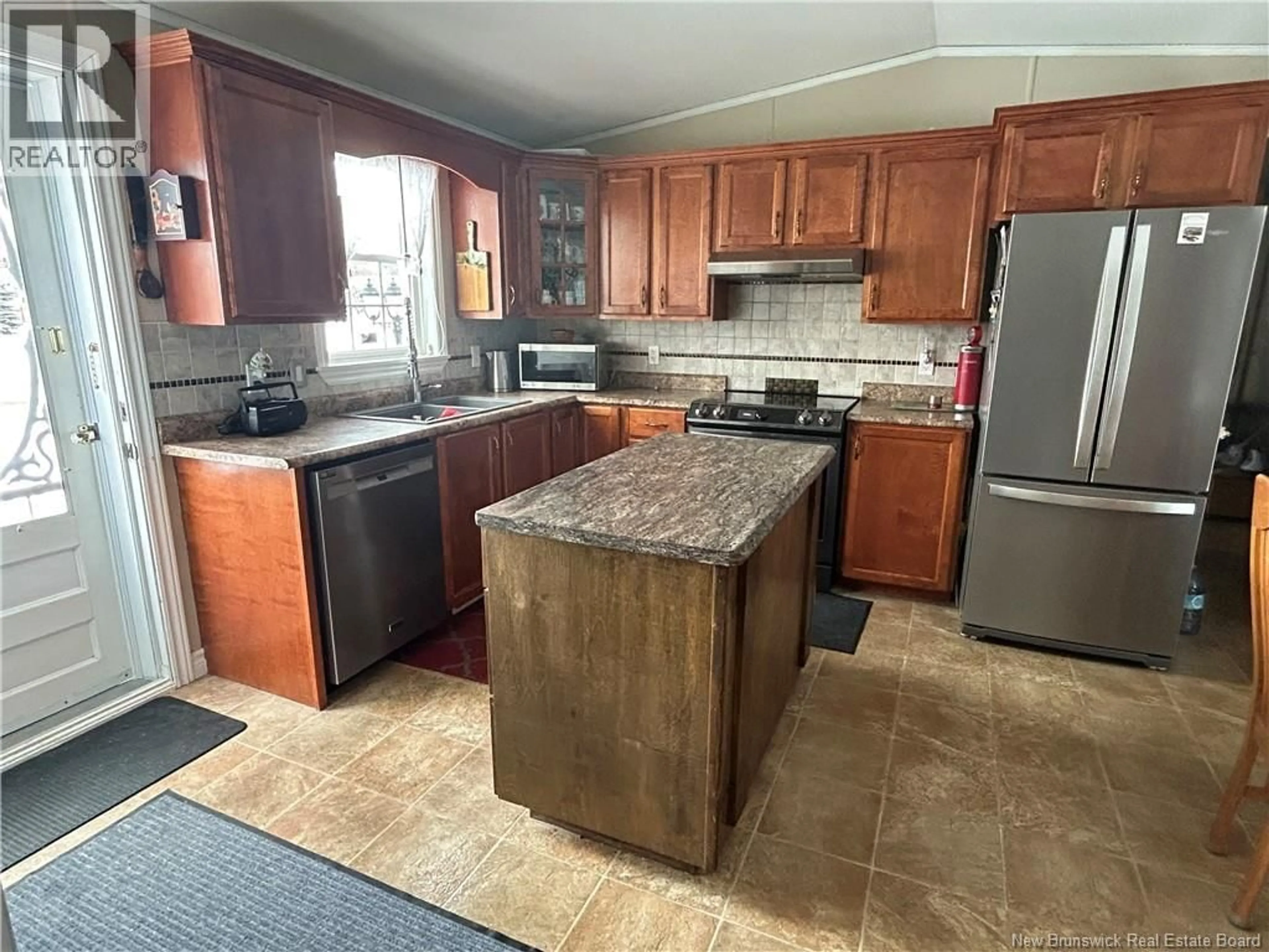 Standard kitchen, unknown for 899 RUE JANICK, Tracadie New Brunswick E1X1B8