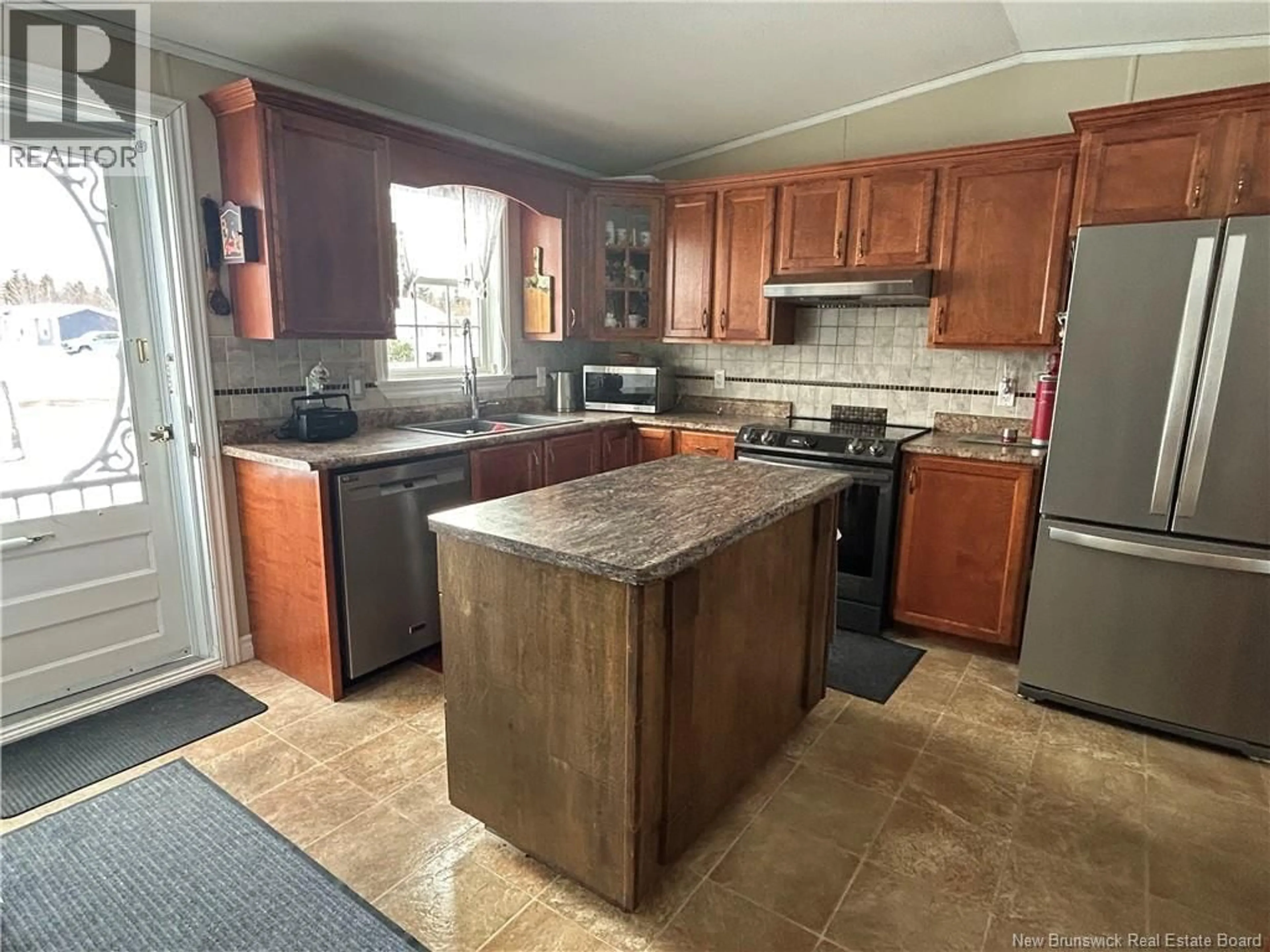 Standard kitchen, unknown for 899 RUE JANICK, Tracadie New Brunswick E1X1B8