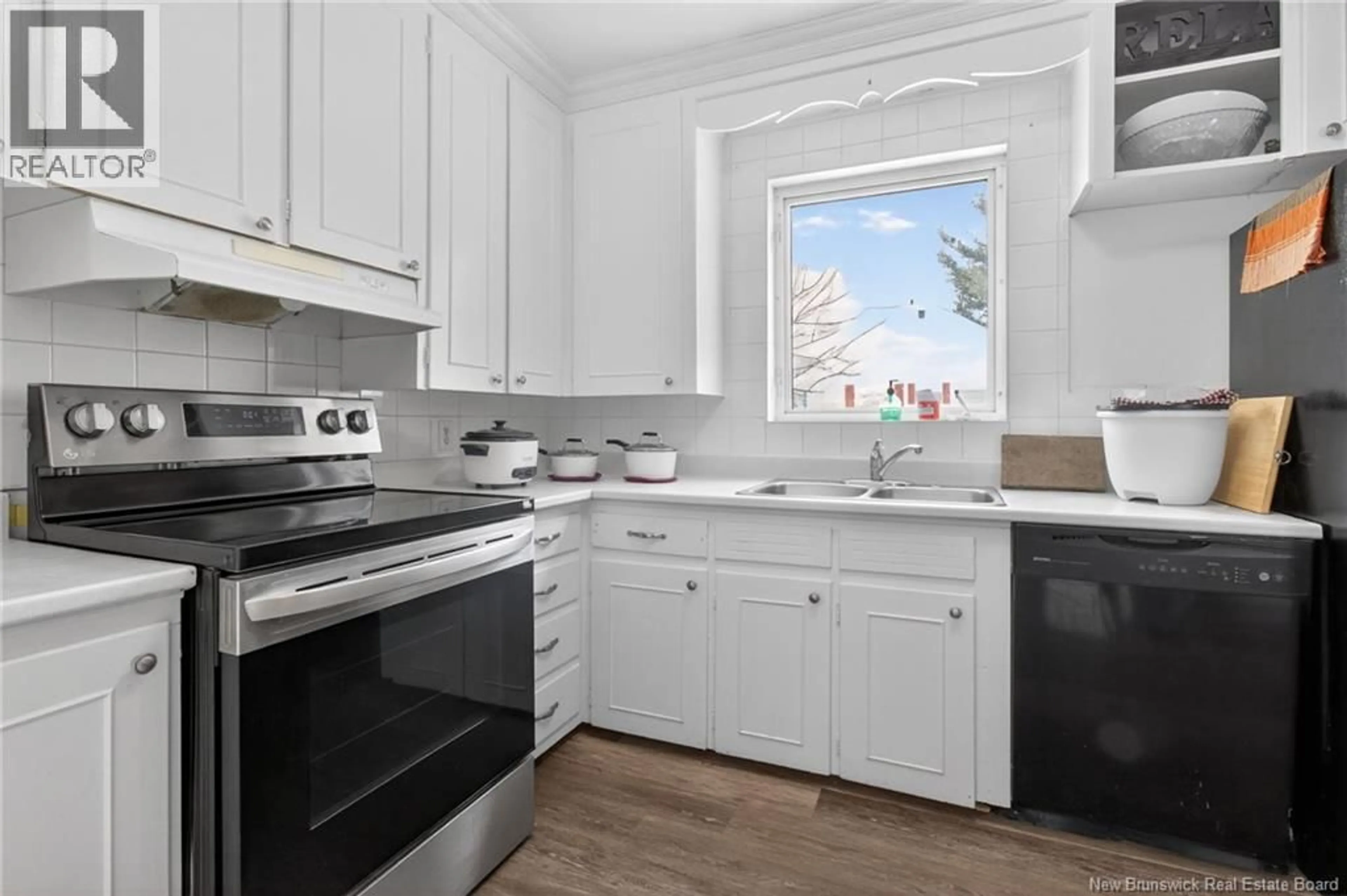 Standard kitchen, unknown for 34 LYNWOOD DRIVE, Moncton New Brunswick E1A3Z7