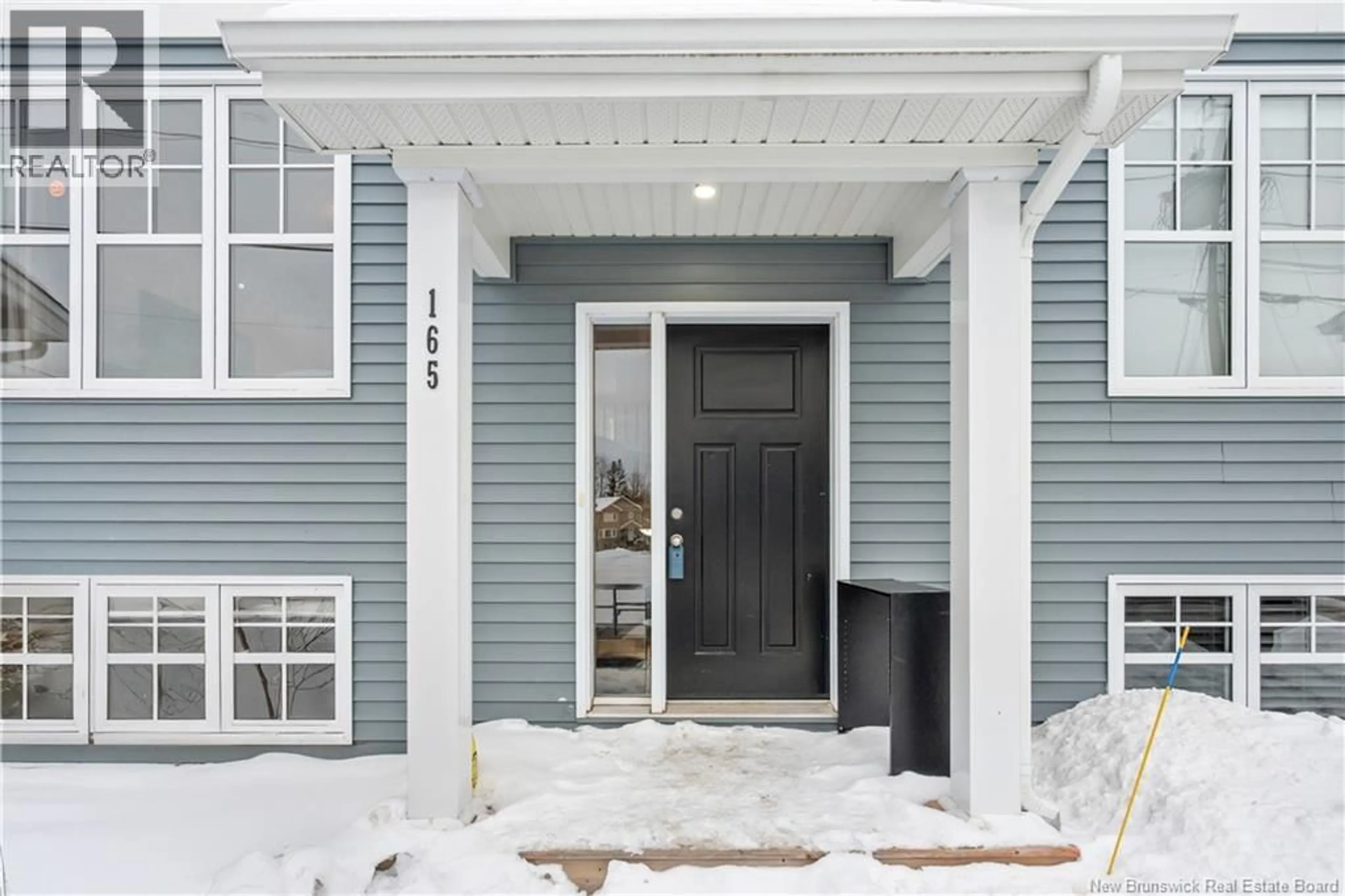 Indoor entryway for 165 DES EERABLES, Dieppe New Brunswick E1A9B1