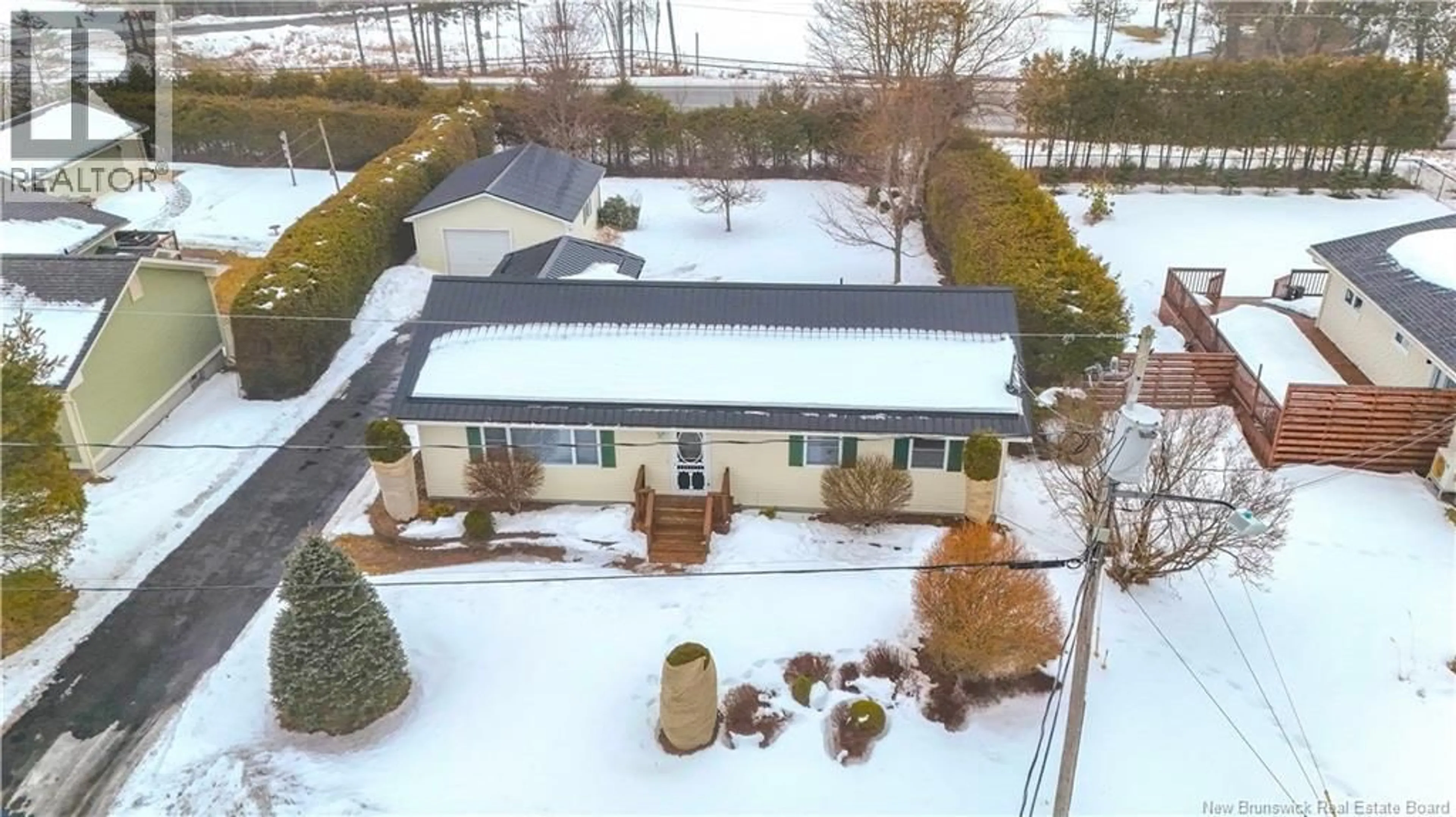 A pic from outside/outdoor area/front of a property/back of a property/a pic from drone, unknown for 35 THOMAS AVENUE, Saint Andrews New Brunswick E5B2M7