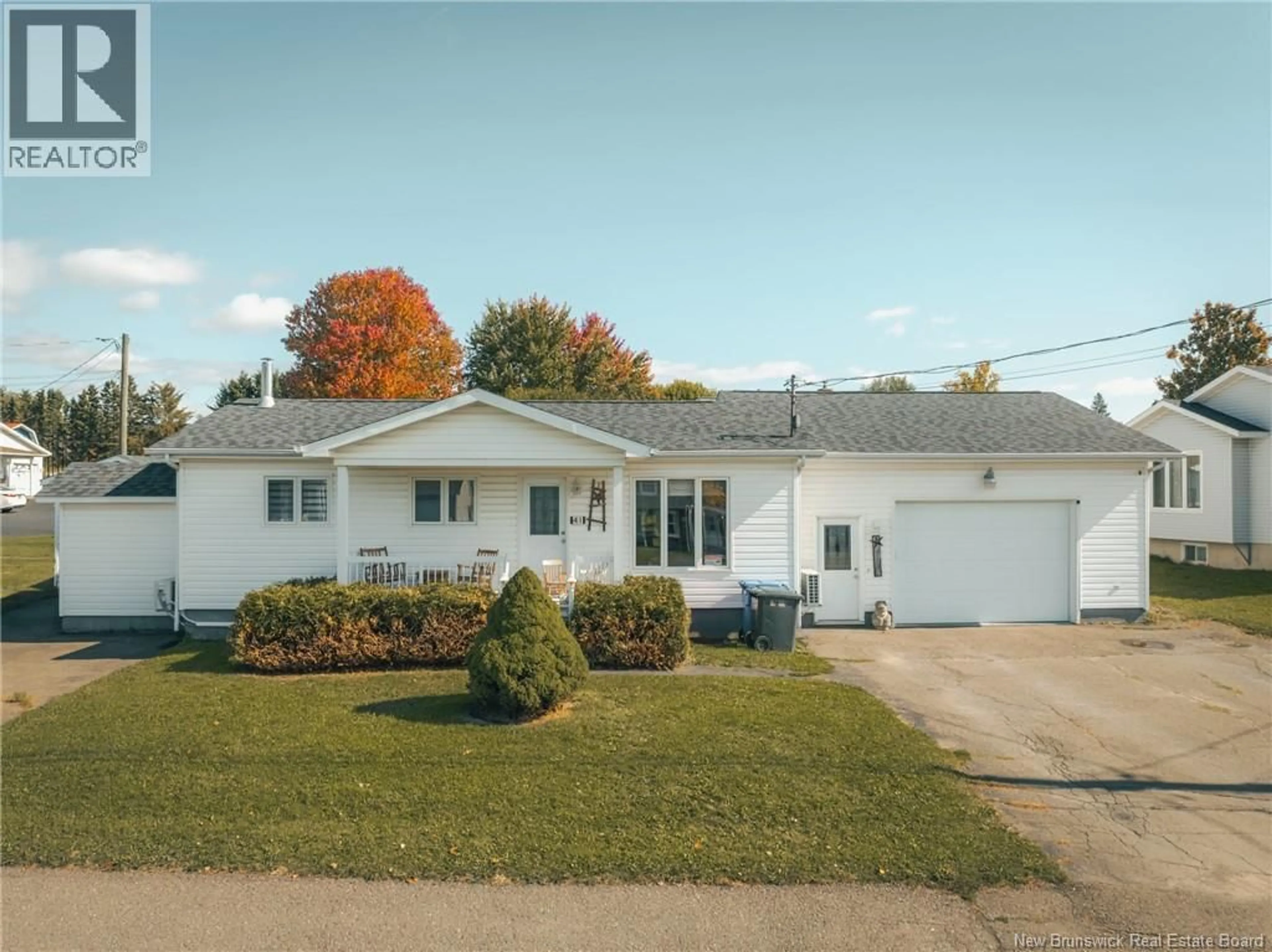 Home with vinyl exterior material, street for 41 RUE ST-FRANÇOIS, Saint-Léonard New Brunswick E7E2H3