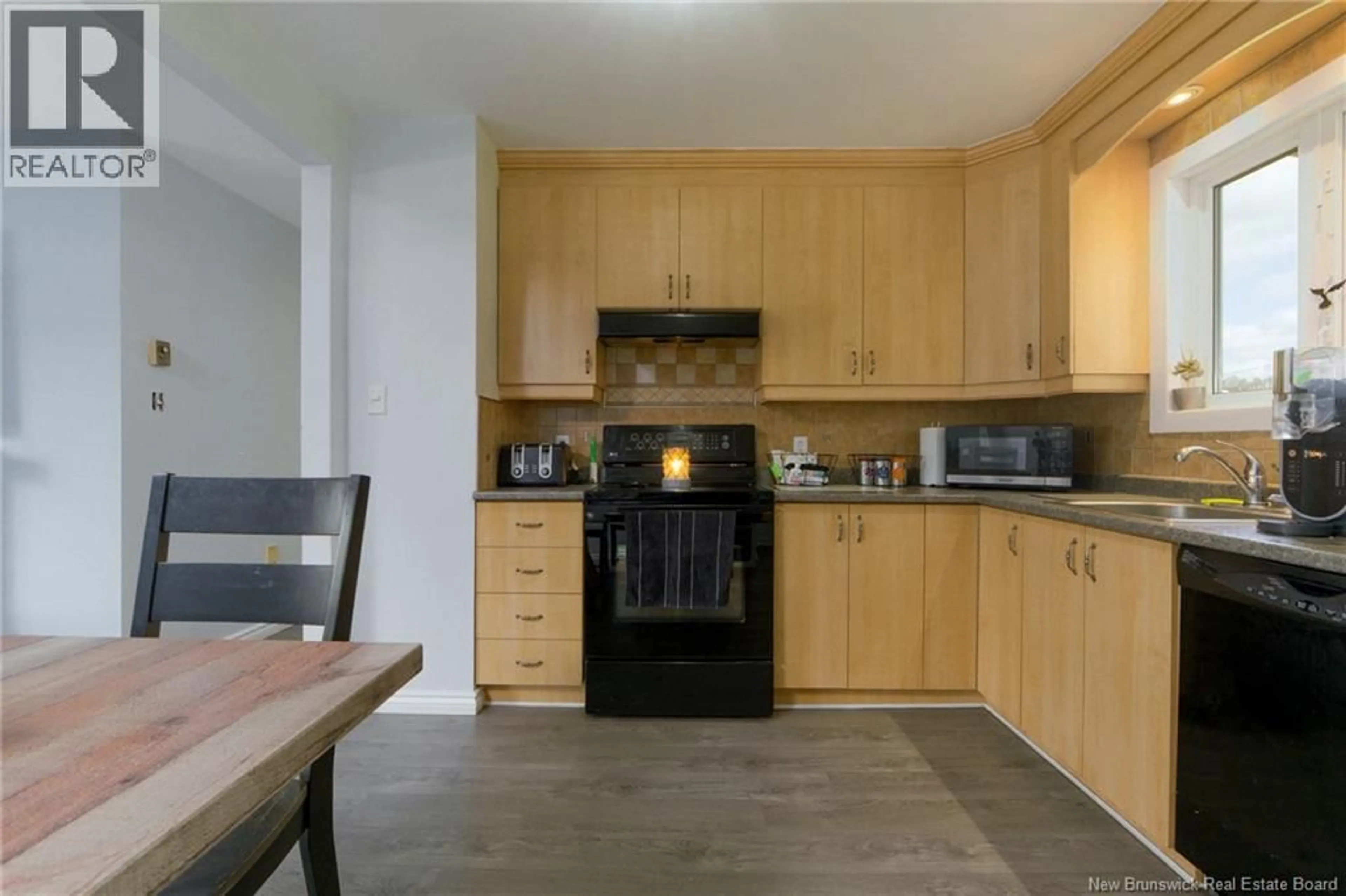 Standard kitchen, wood/laminate floor for 41 RUE ST-FRANÇOIS, Saint-Léonard New Brunswick E7E2H3