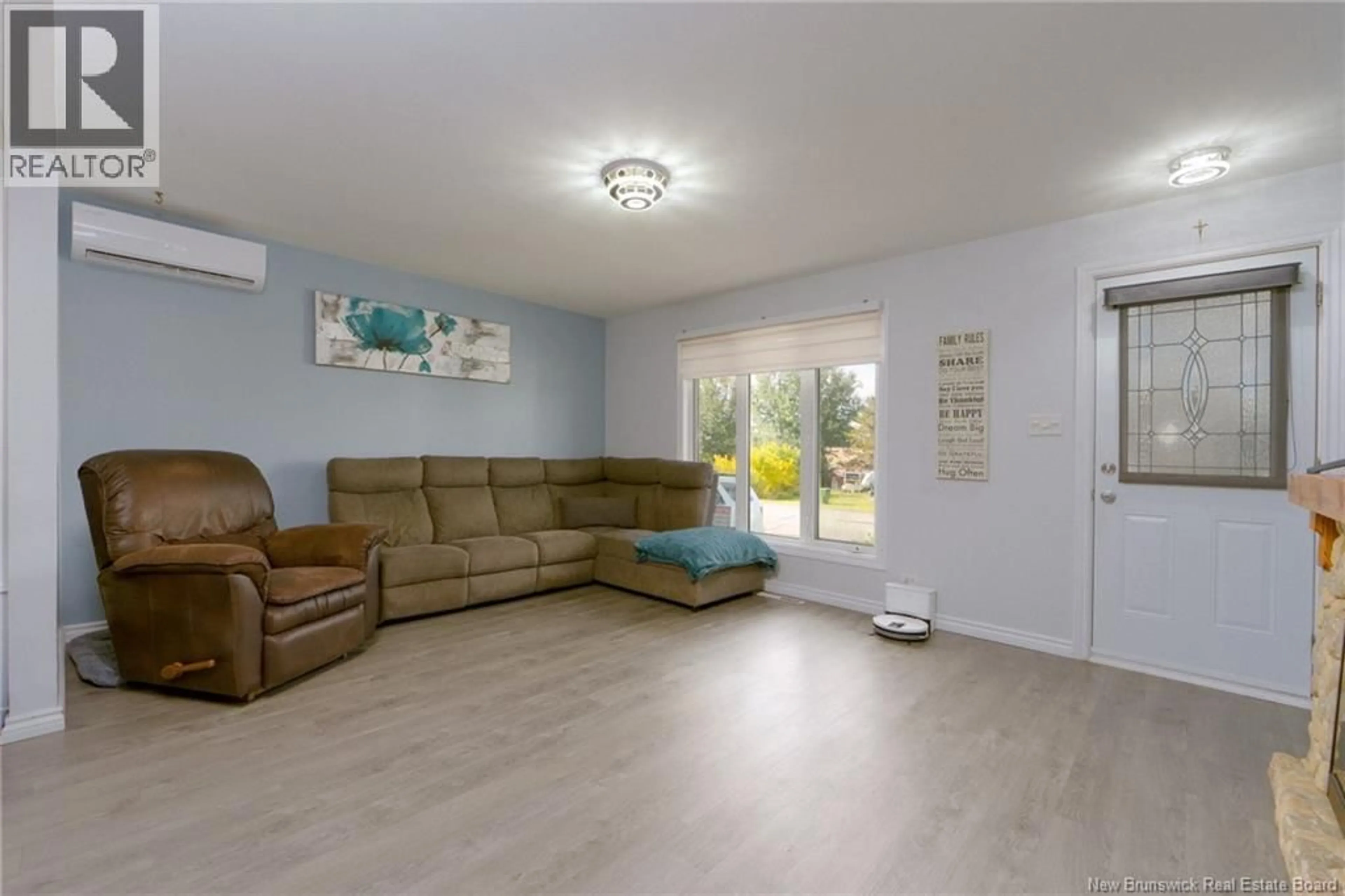 Living room with furniture, unknown for 41 RUE ST-FRANÇOIS, Saint-Léonard New Brunswick E7E2H3