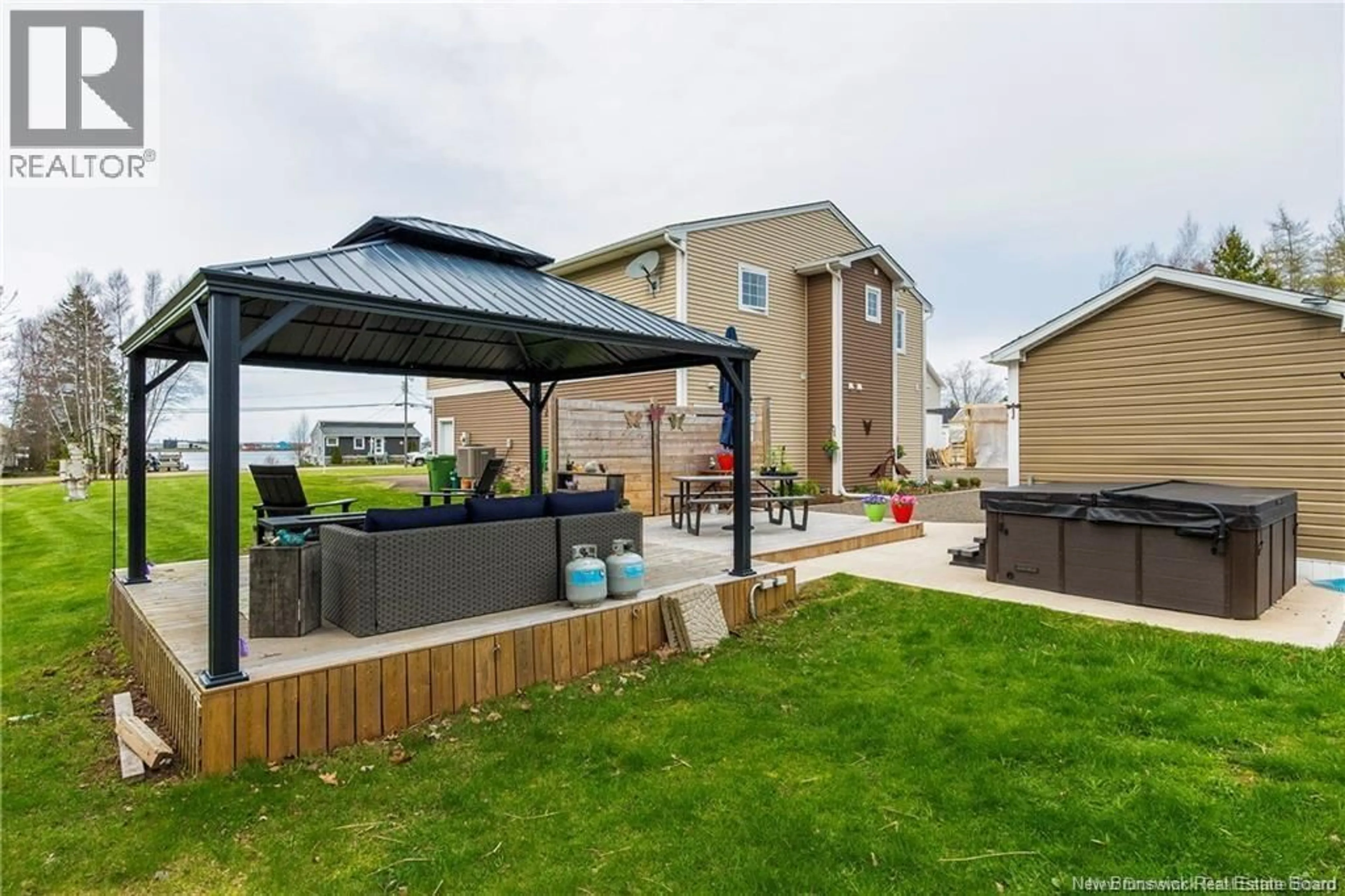 Patio, street for 355 CORNWALL ROAD, Shediac New Brunswick E4P1N9