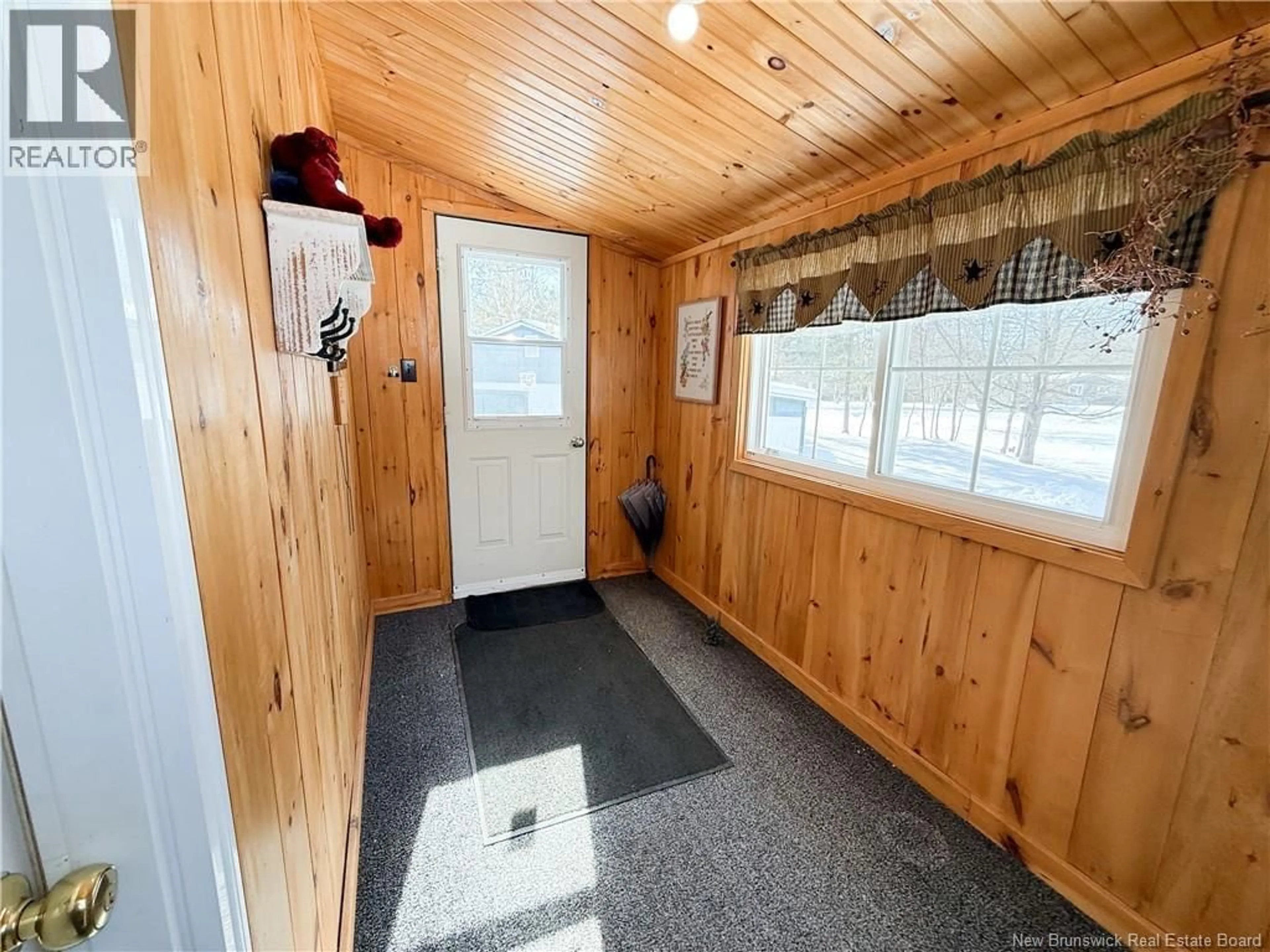 Indoor entryway for 47 WILDWOOD CRESCENT, Roachville New Brunswick E4G2K6