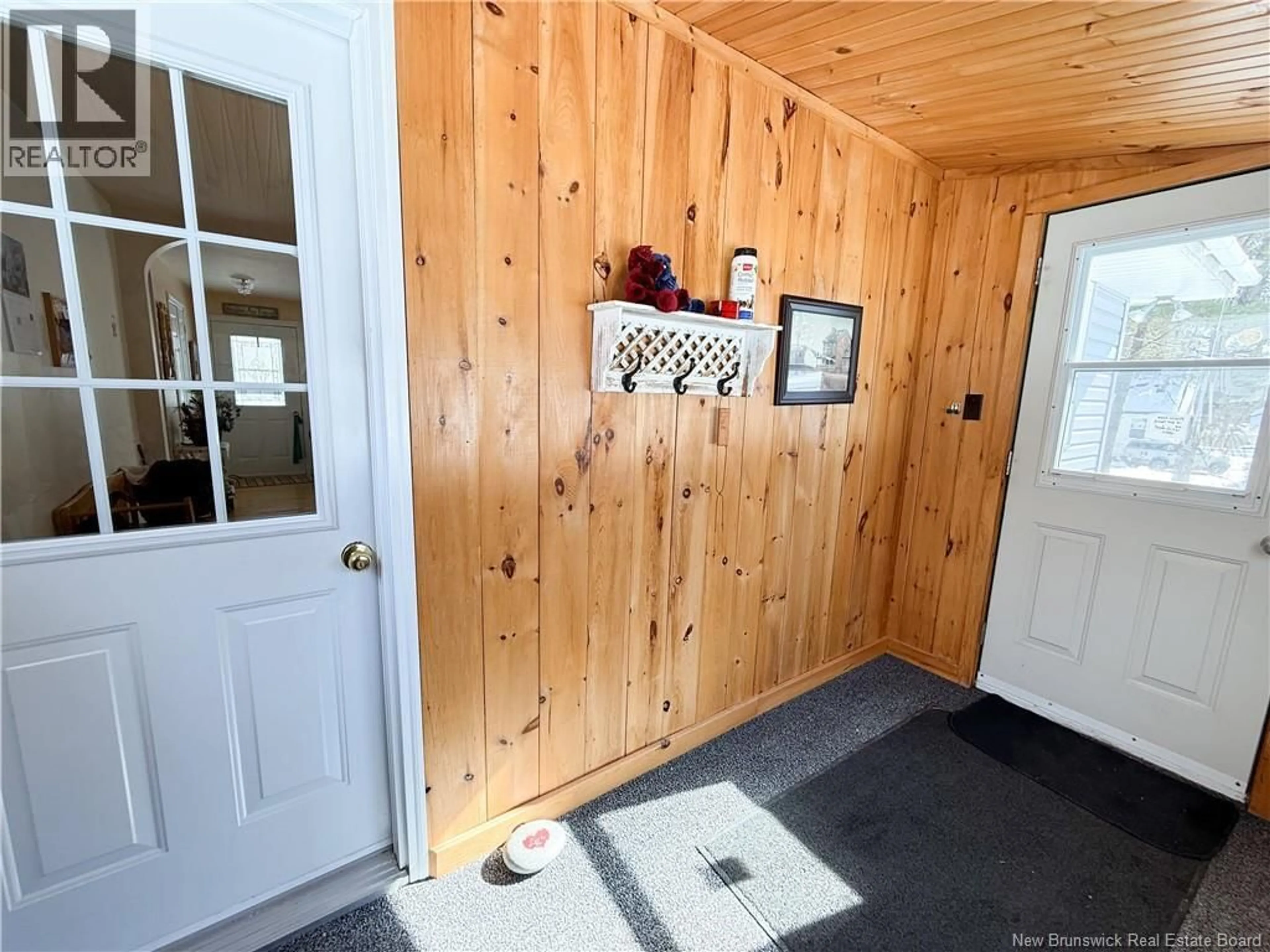 Indoor entryway for 47 WILDWOOD CRESCENT, Roachville New Brunswick E4G2K6