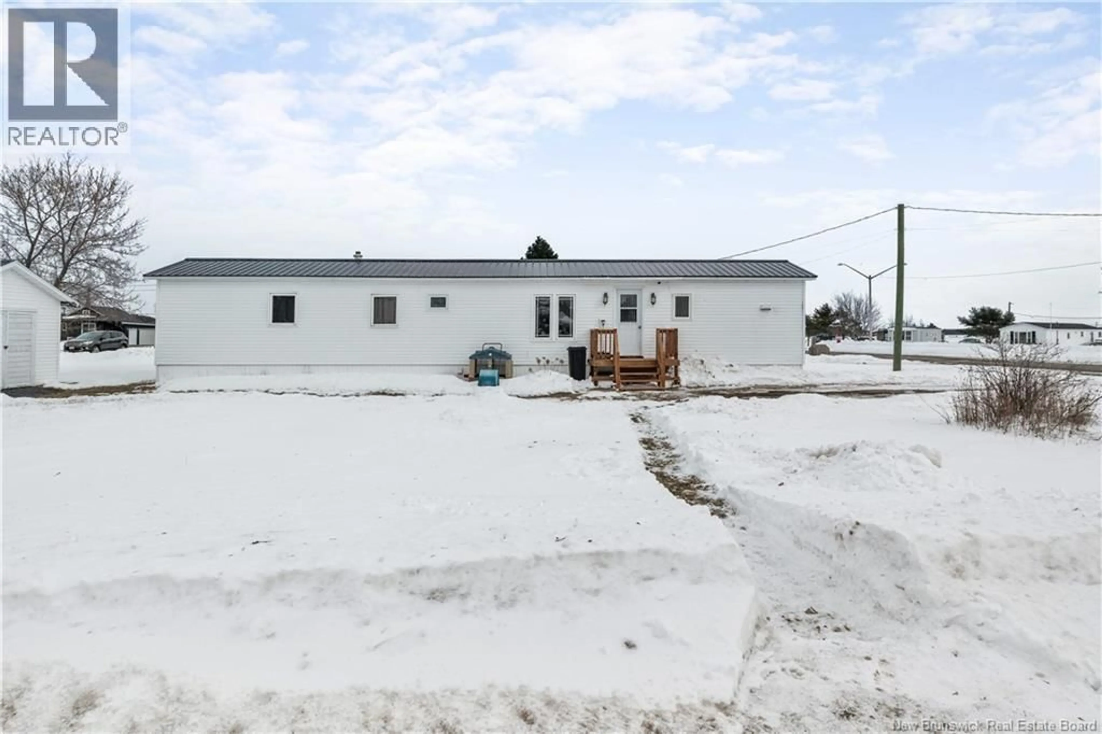 A pic from outside/outdoor area/front of a property/back of a property/a pic from drone, building for 48 RUE DES COPAINS, Richibucto New Brunswick E4W3X7