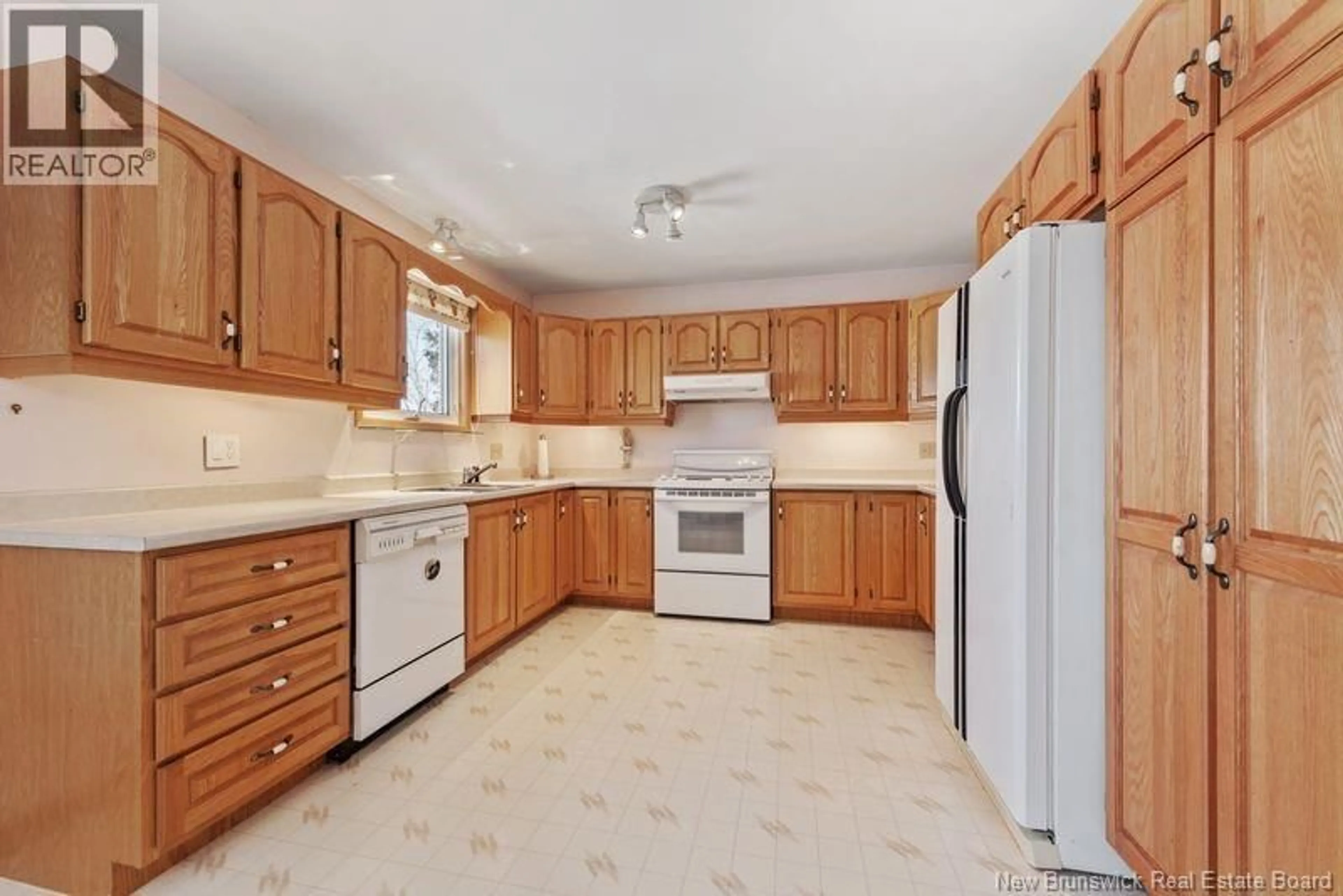 Standard kitchen, ceramic/tile floor for 44 GLENDALEA CRESCENT, Moncton New Brunswick E1G1J4