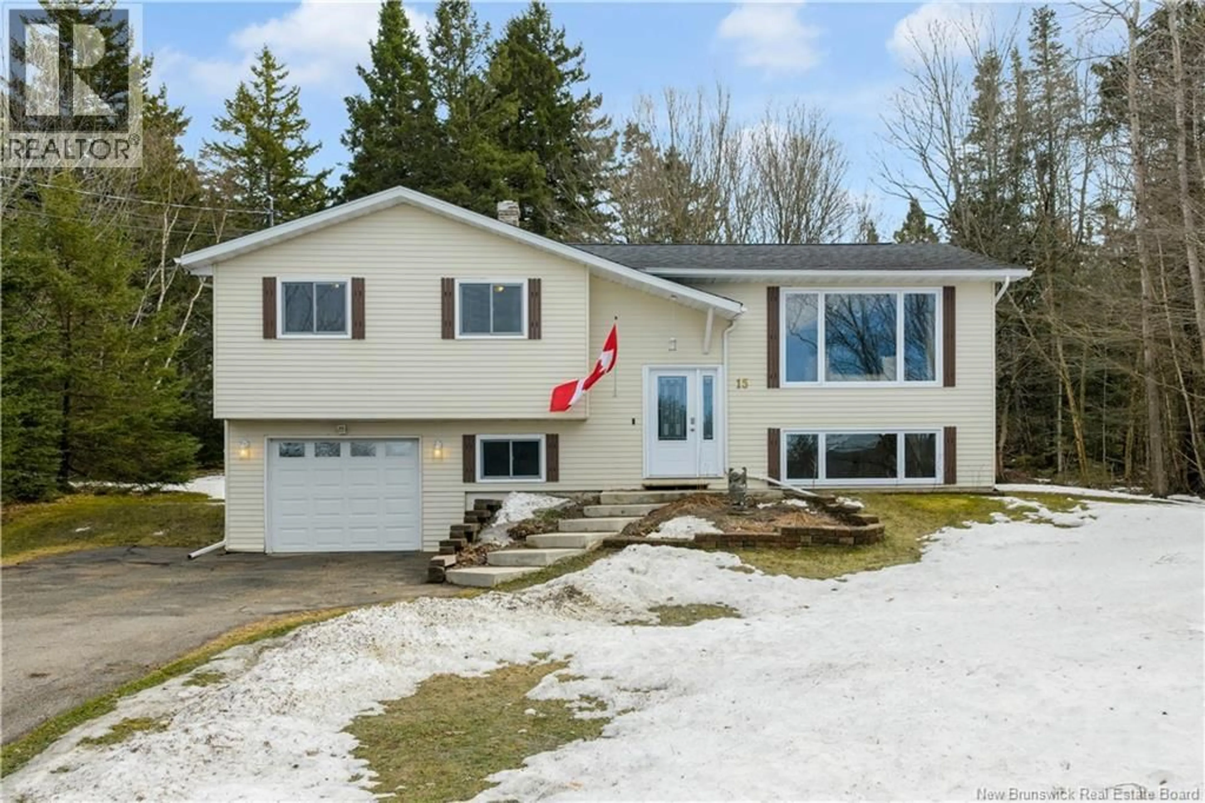 Home with vinyl exterior material, unknown for 15 EXECUTIVE AVENUE, Quispamsis New Brunswick E2G1Y8