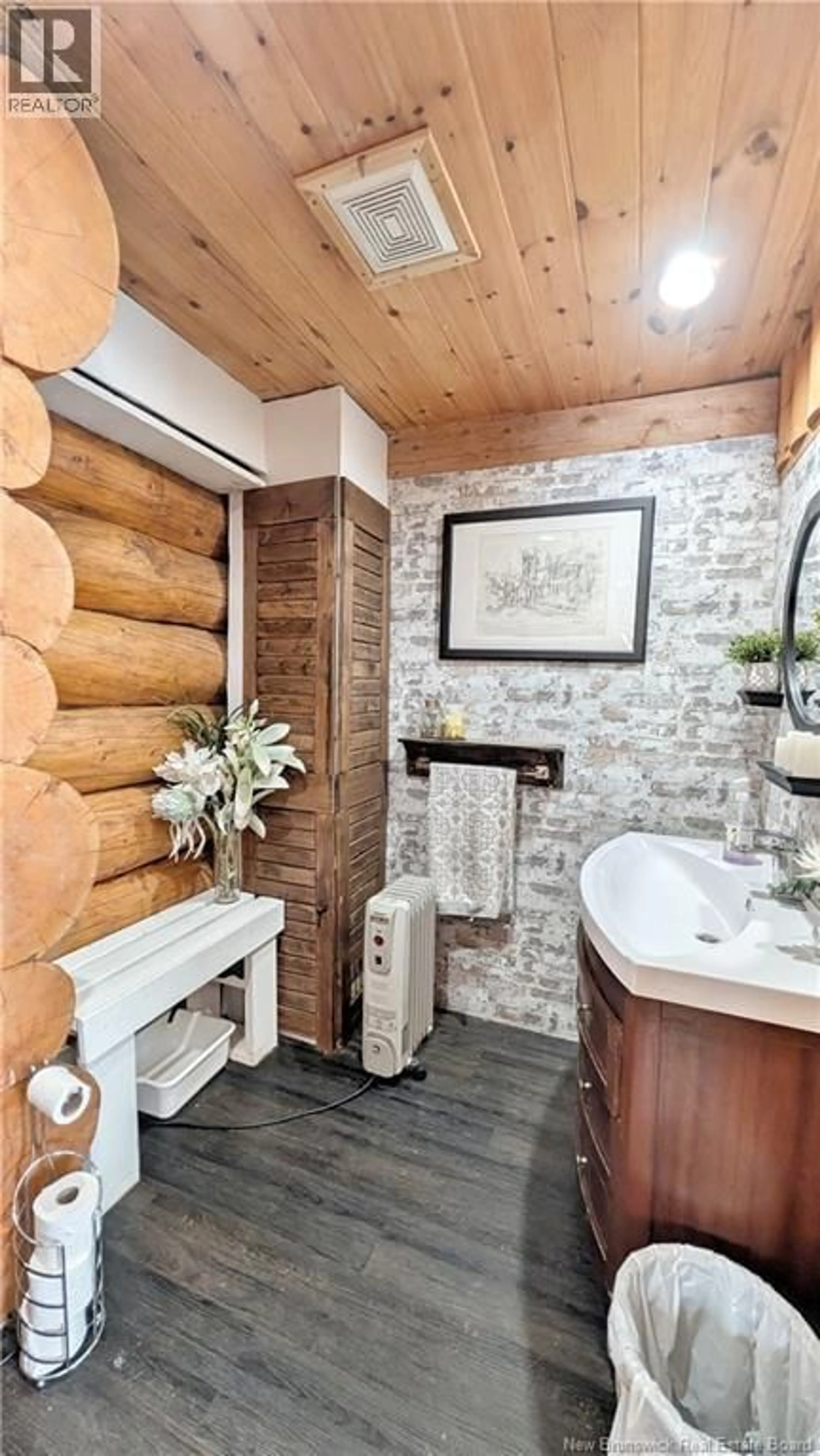 Contemporary bathroom, ceramic/tile floor for 50 CHEM. DUVAL, Petit-Paquetville New Brunswick E8R2C7