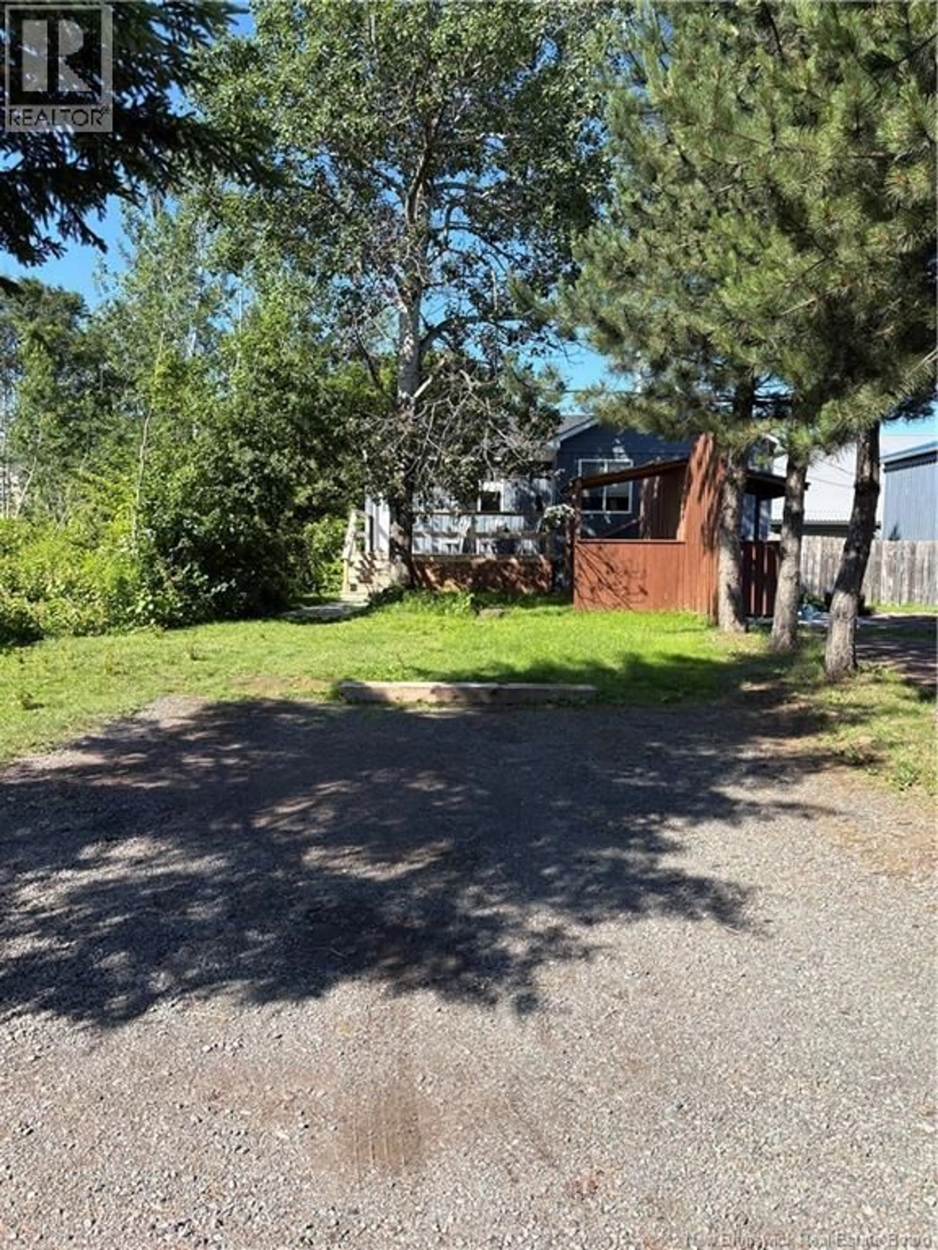 A pic from outside/outdoor area/front of a property/back of a property/a pic from drone, street for 29 RAILWAY AVENUE, Pointe-Du-Chêne New Brunswick E4P2W6