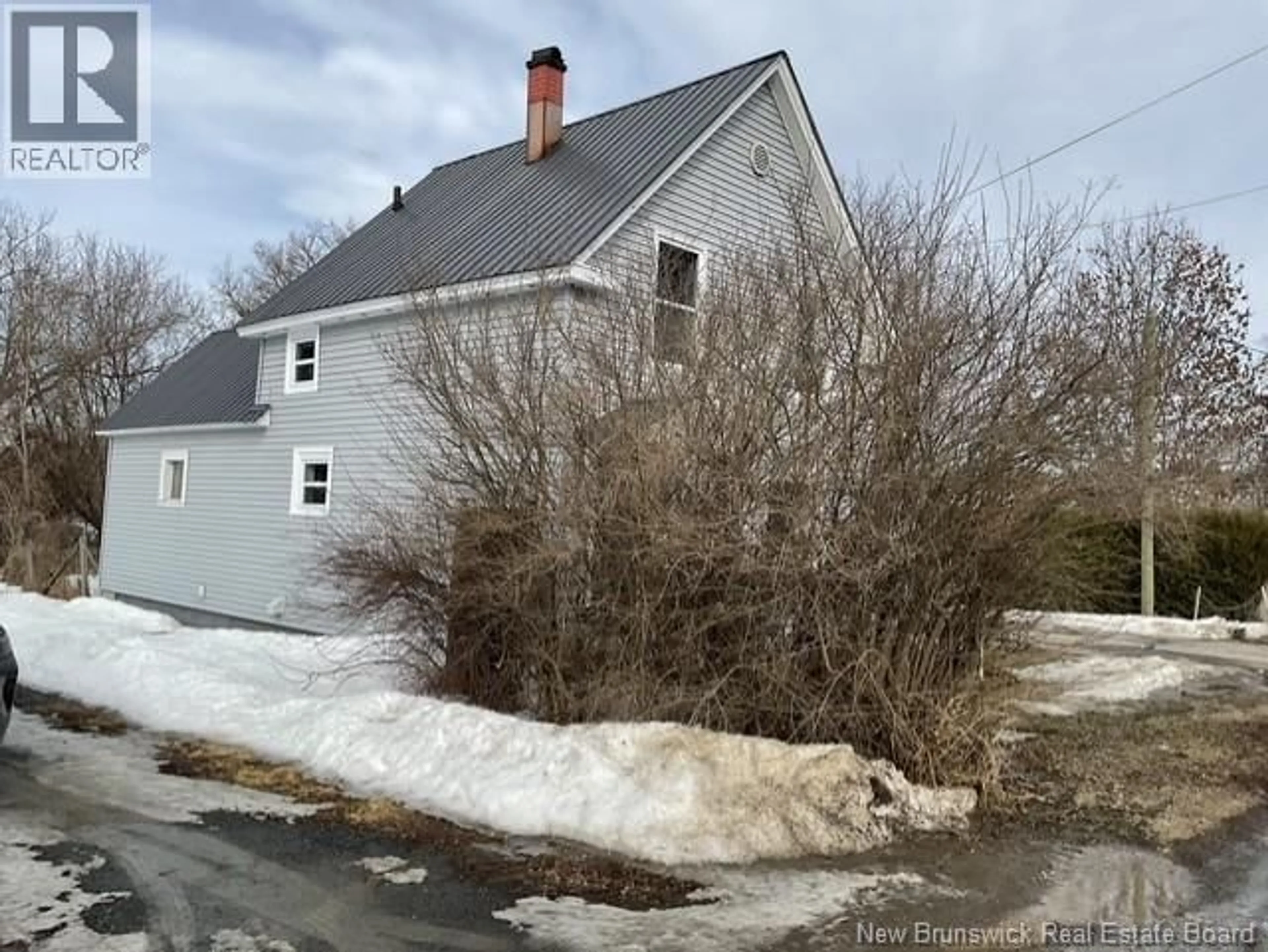 A pic from outside/outdoor area/front of a property/back of a property/a pic from drone, street for 108 UPHAM STREET, Woodstock New Brunswick E7M2Y1