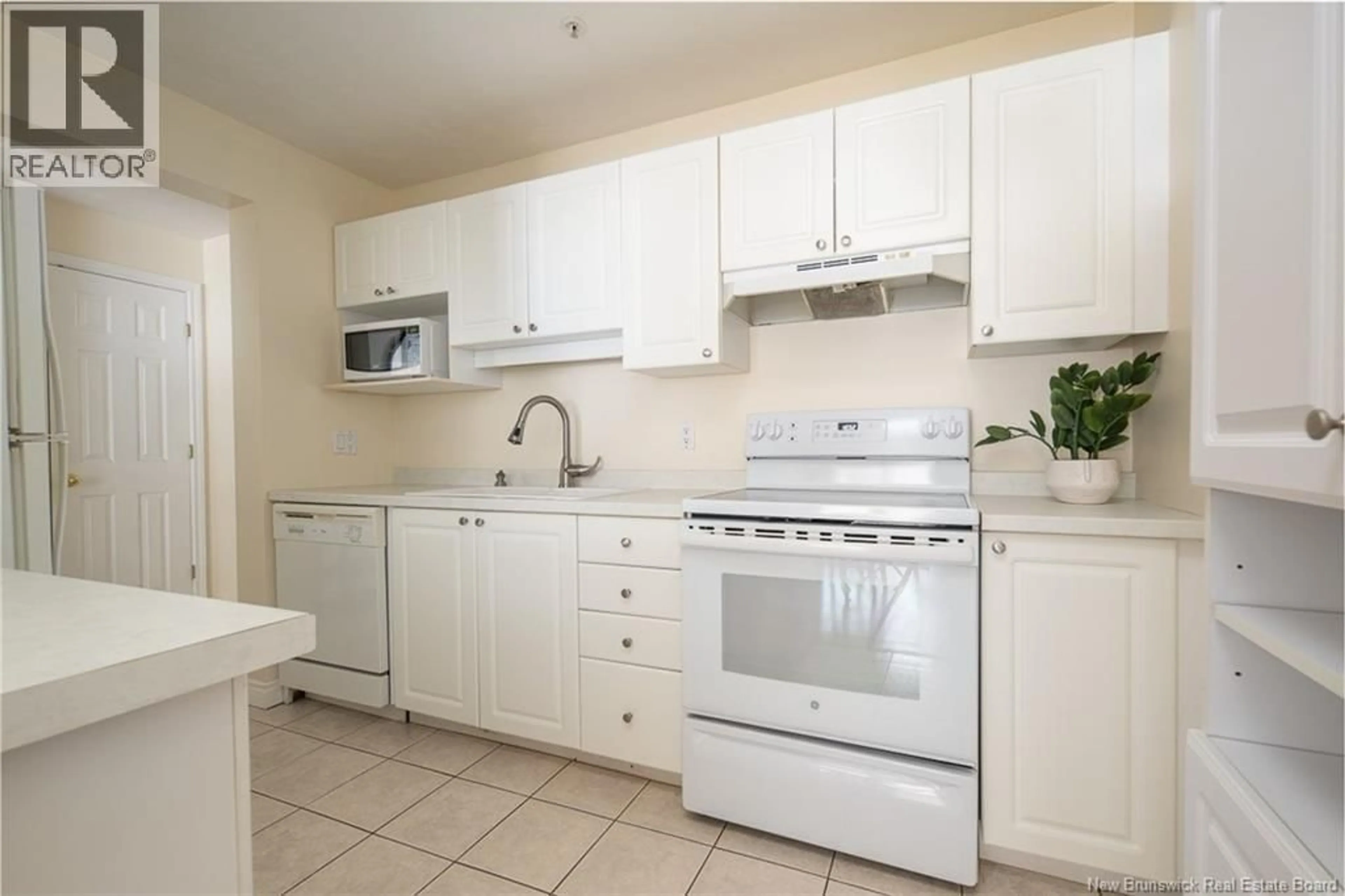 Standard kitchen, ceramic/tile floor for 206 - 158 HANWELL ROAD, Fredericton New Brunswick E3B9K7