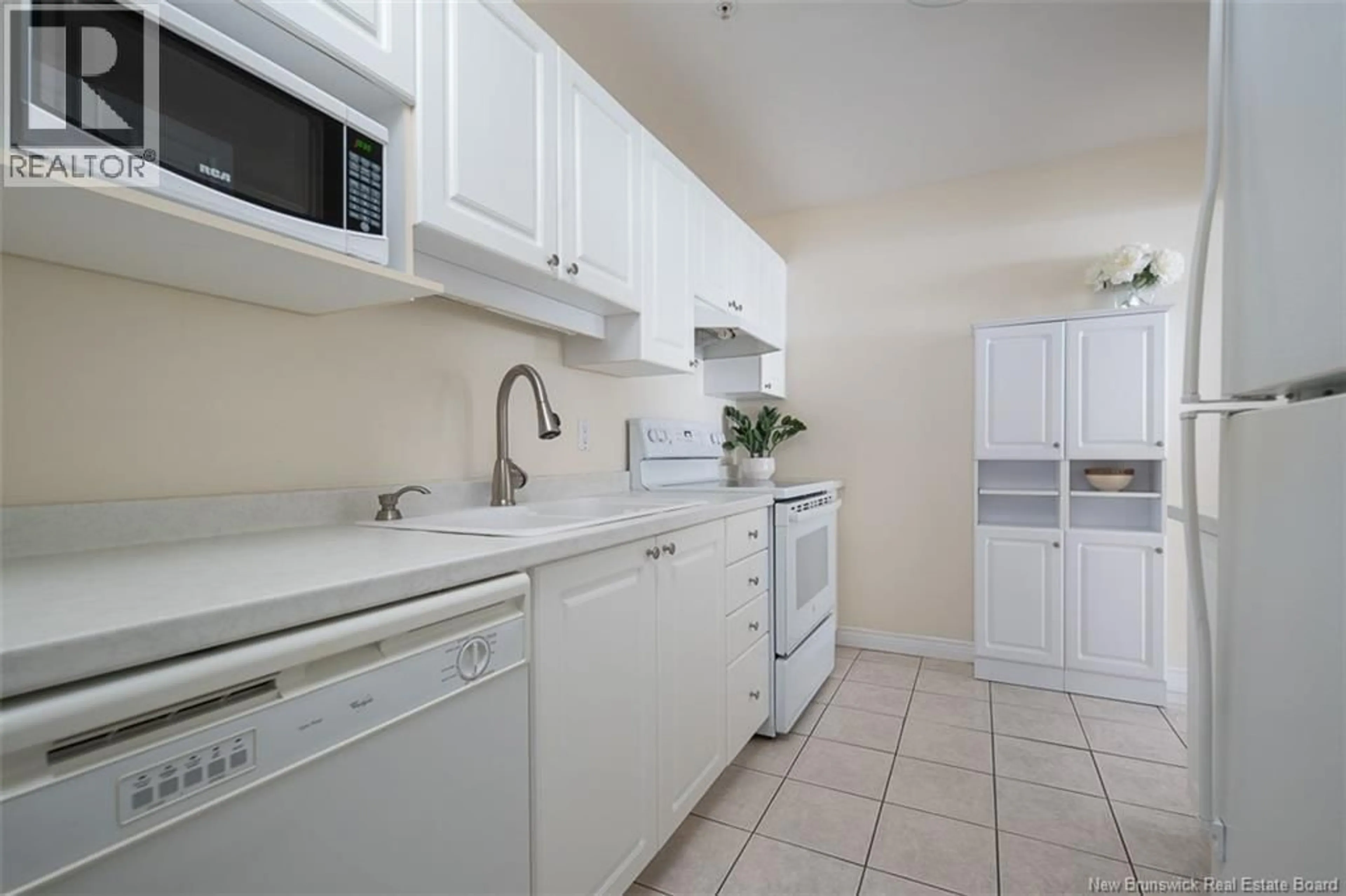 Standard kitchen, unknown for 206 - 158 HANWELL ROAD, Fredericton New Brunswick E3B9K7