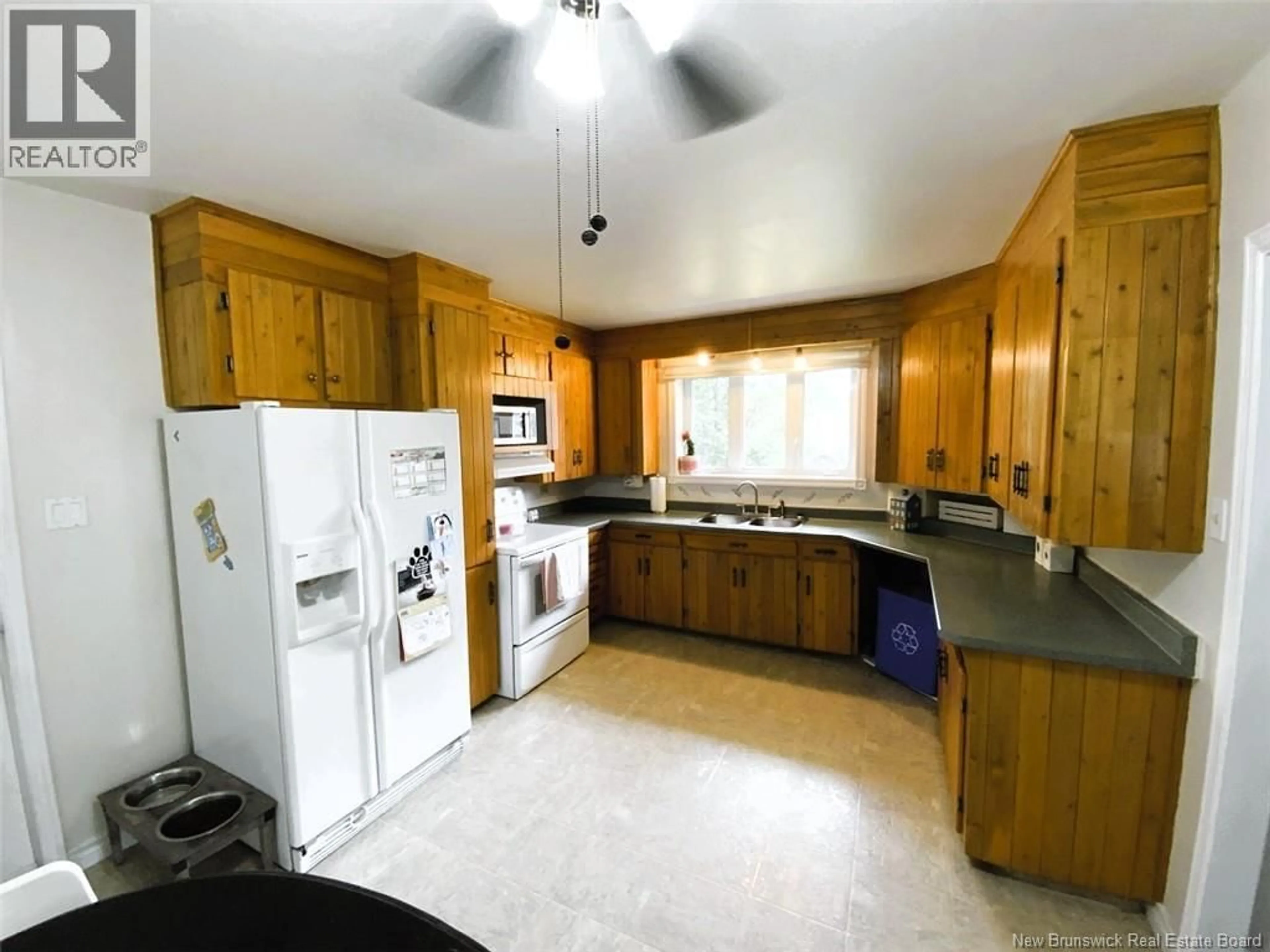 Standard kitchen, unknown for 862 ST-FRANÇOIS STREET, Edmundston New Brunswick E3V4R2
