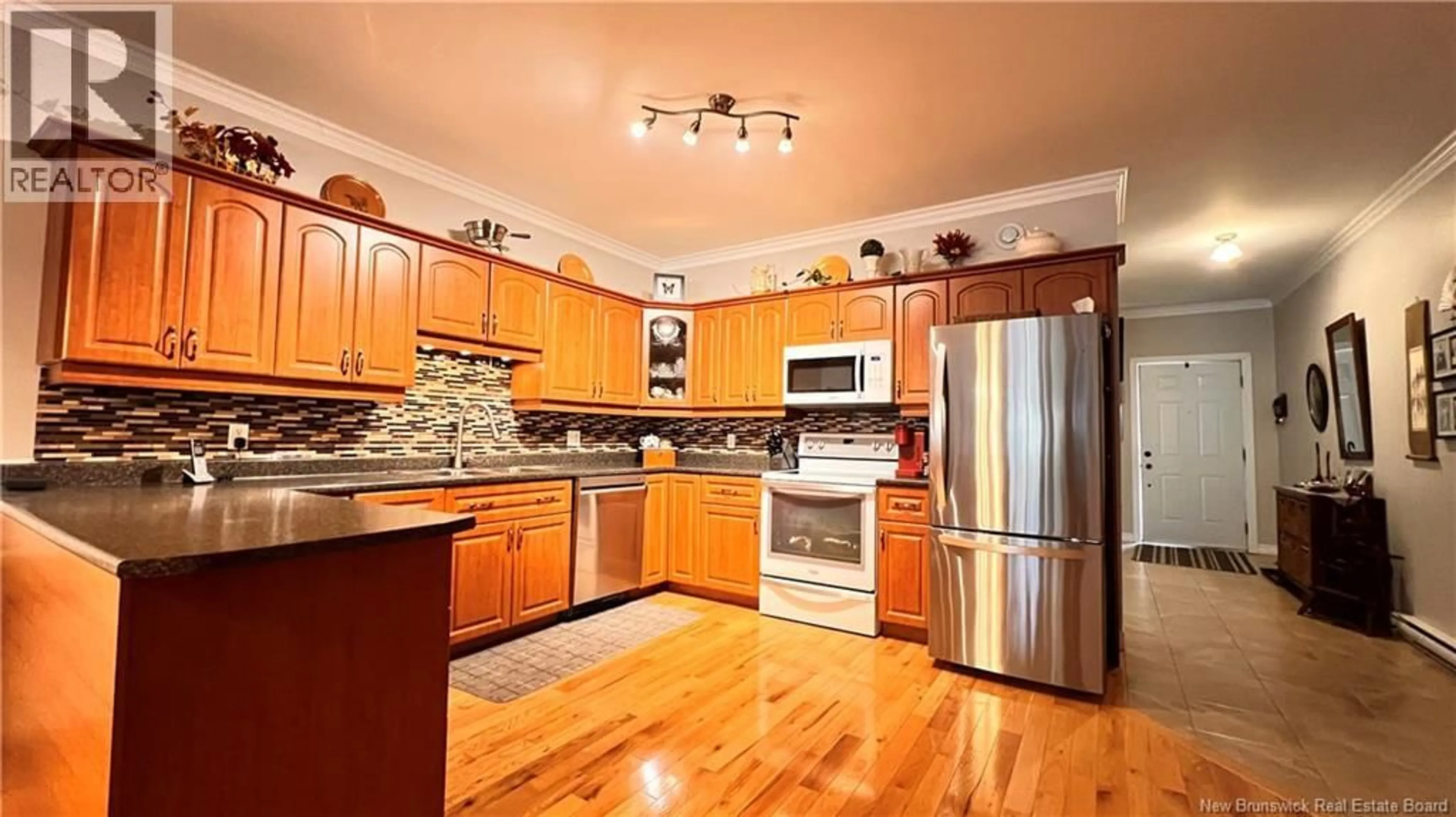 Open concept kitchen, wood/laminate floor for 336 PARKSIDE, Bathurst New Brunswick E2A1N4