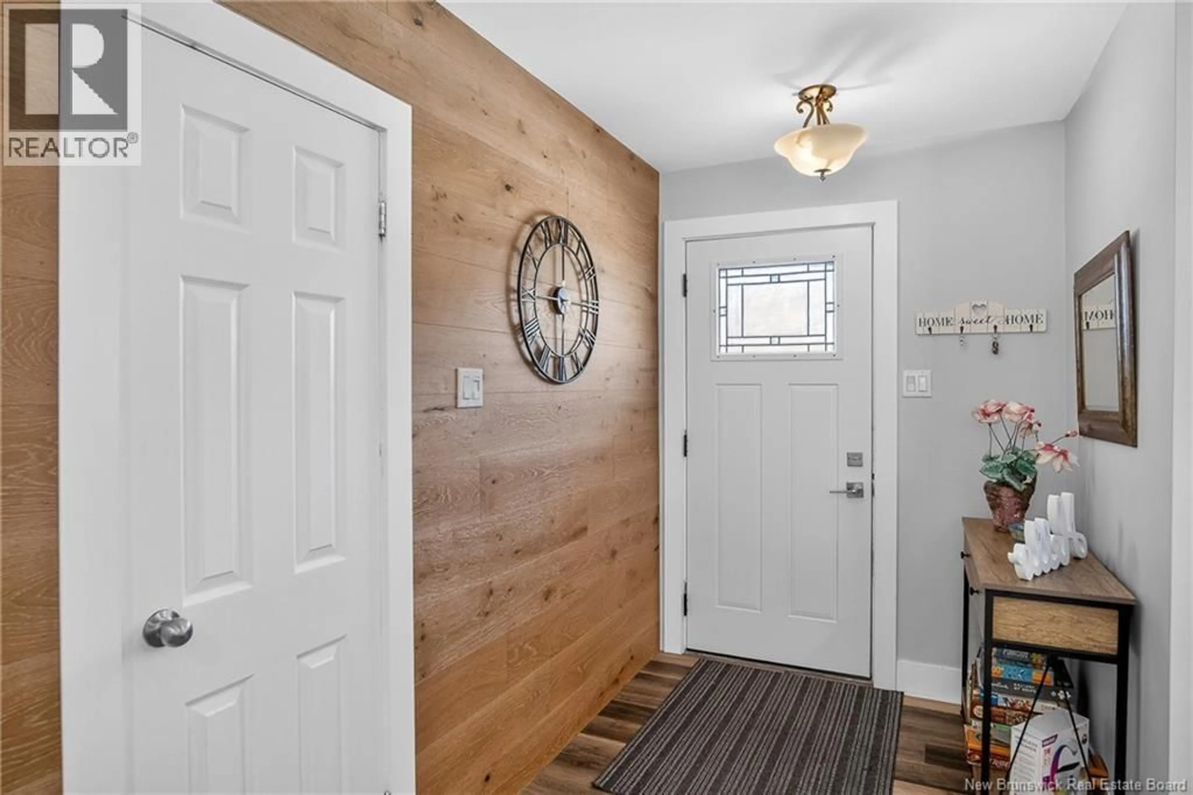 Indoor entryway for 1240 KENNEBECASIS DRIVE, Saint John New Brunswick E2K5B1