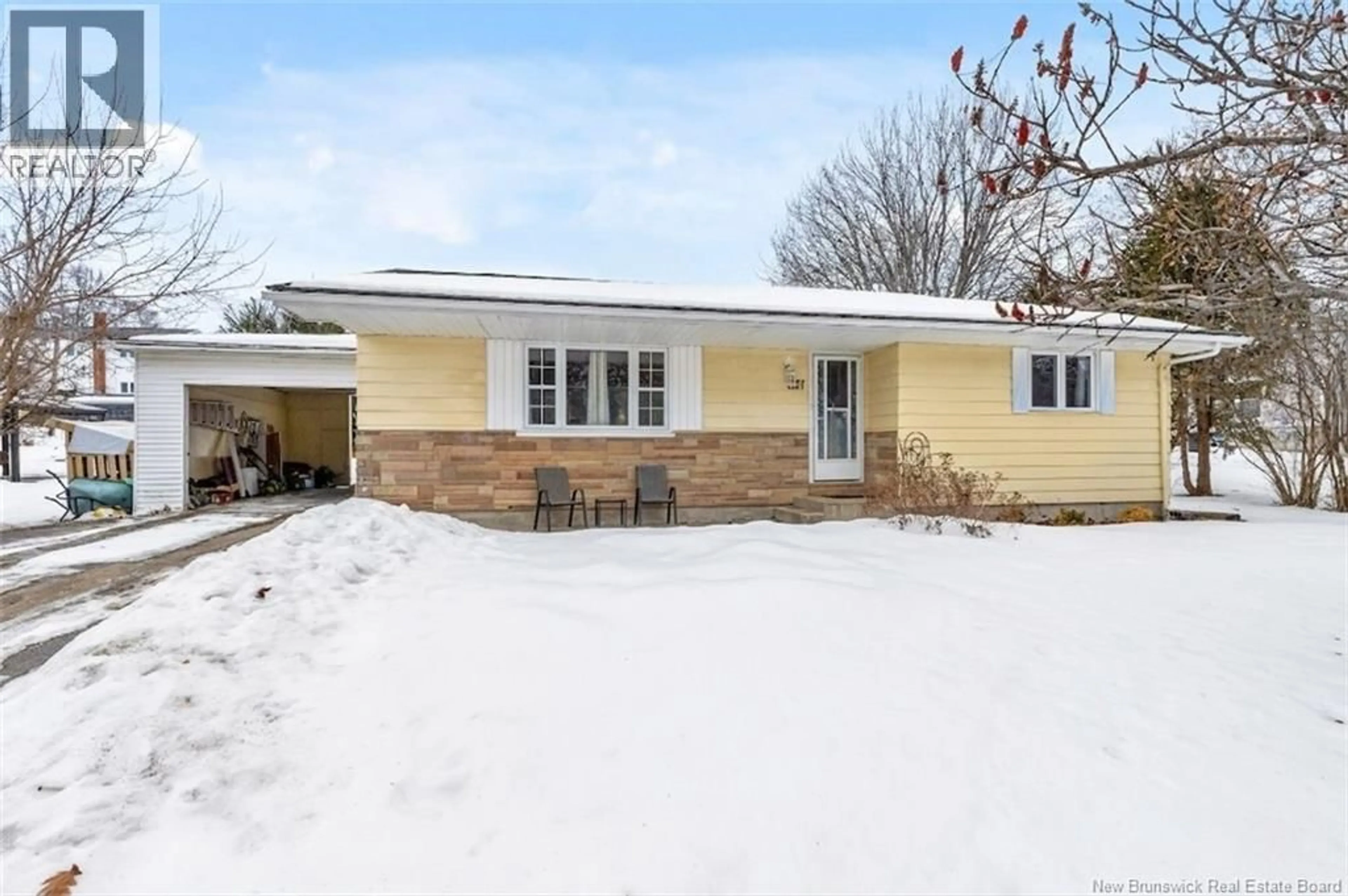 Home with vinyl exterior material, street for 337 MACDONALD AVENUE, Oromocto New Brunswick E2V1A8