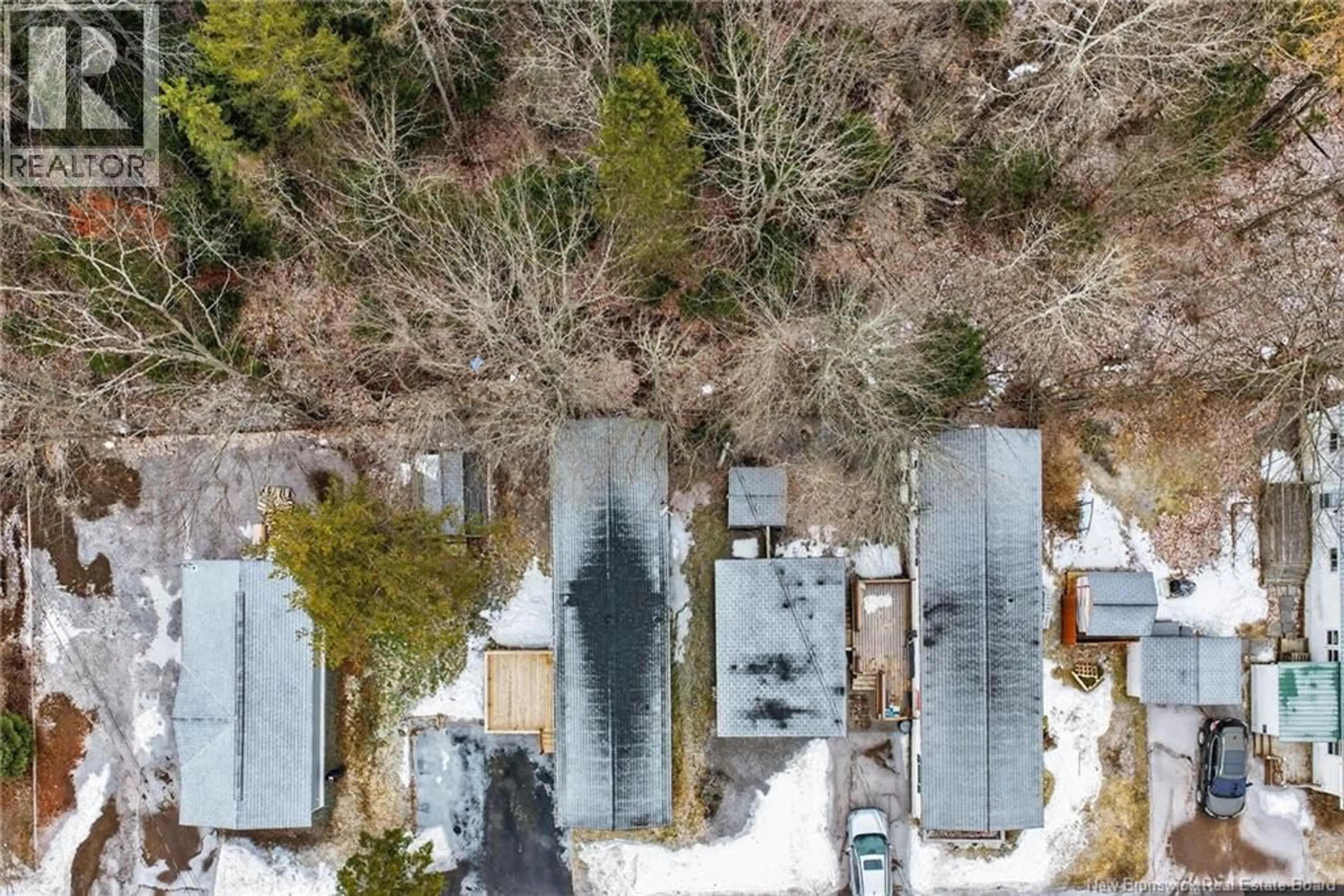 A pic from outside/outdoor area/front of a property/back of a property/a pic from drone, street for 21 CASCADE, Moncton New Brunswick E1E2J8