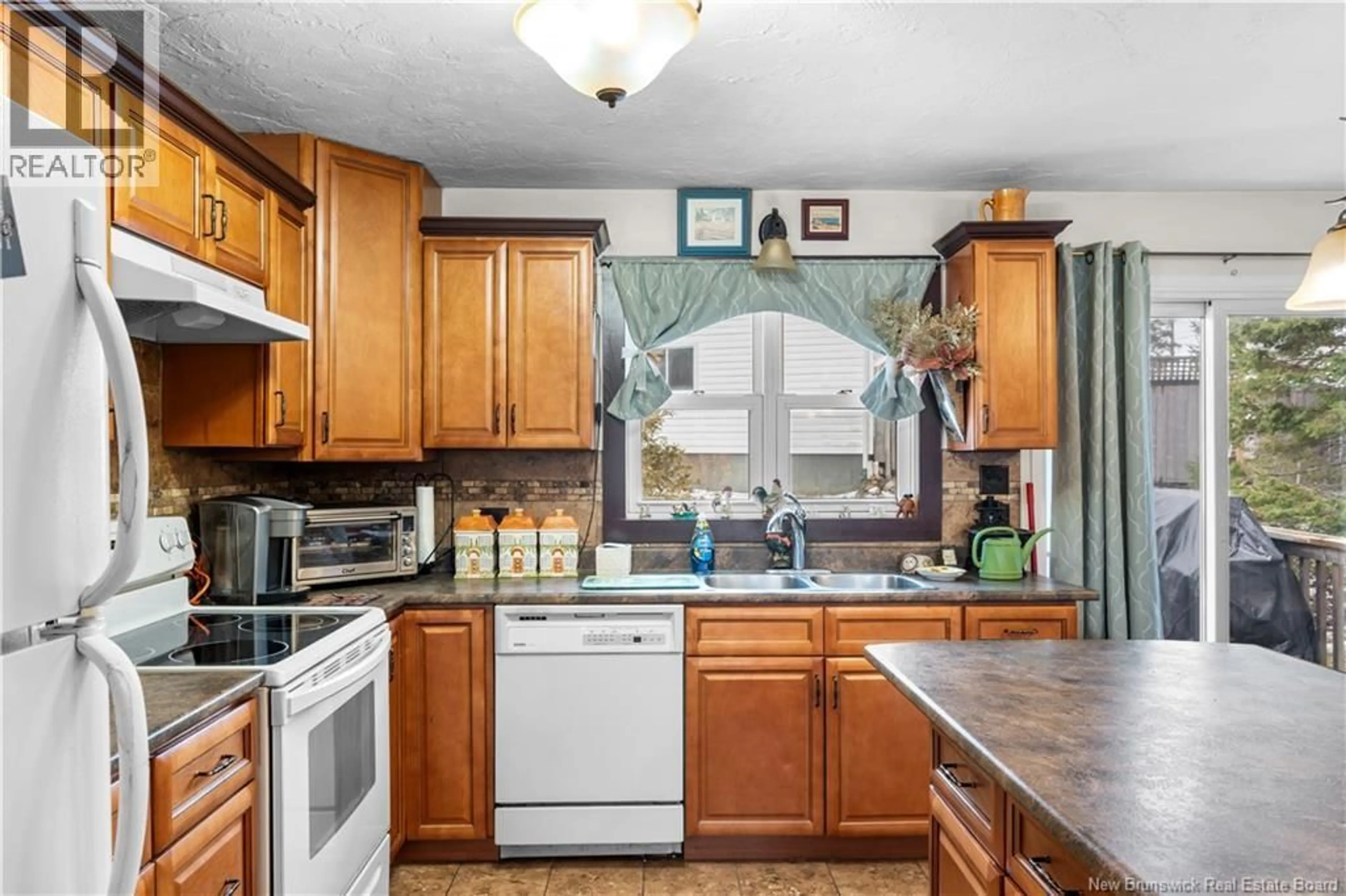 Standard kitchen, ceramic/tile floor for 940 FRAMPTON LANE, Moncton New Brunswick E1G1P3