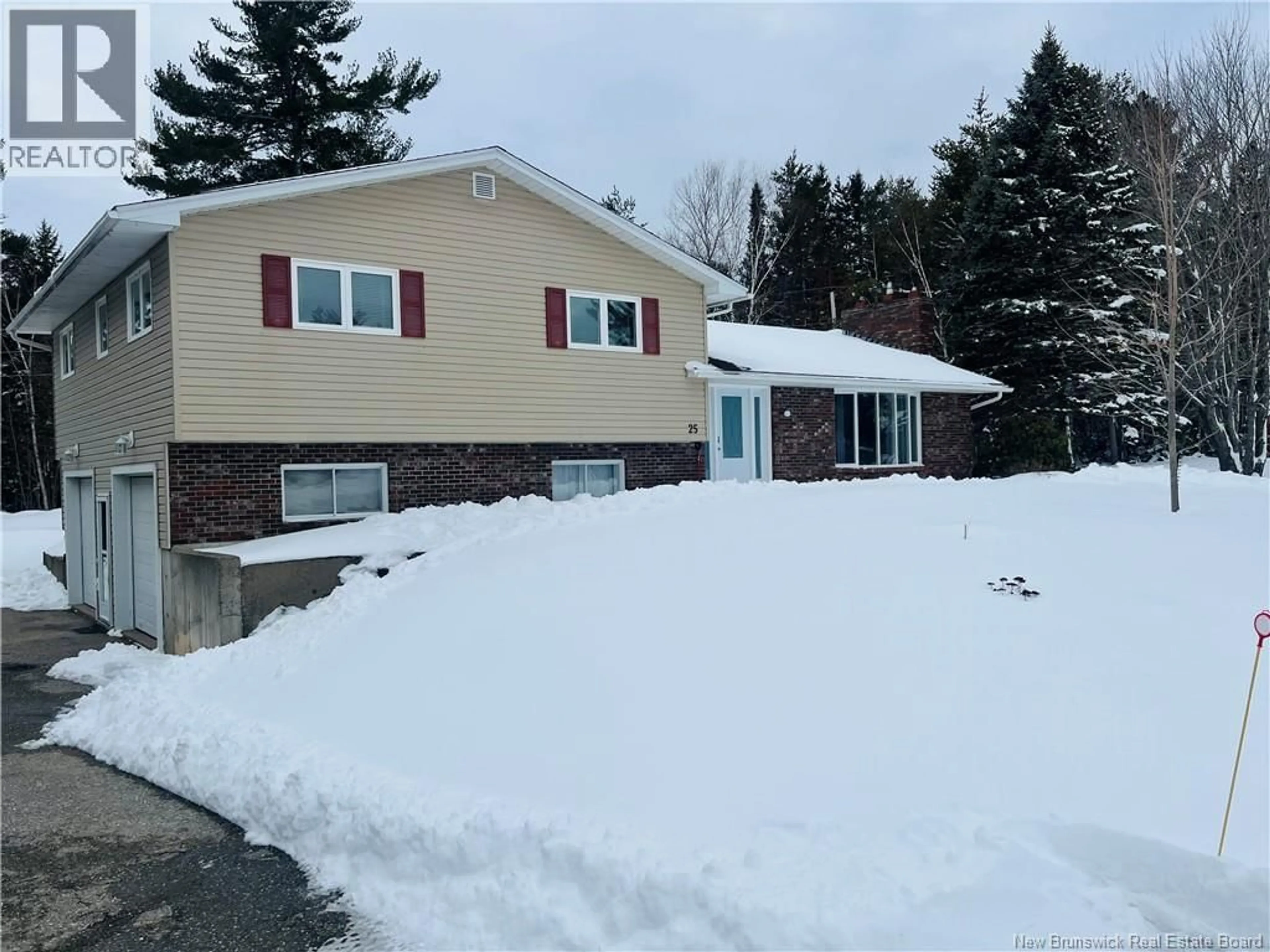 Home with vinyl exterior material, street for 25 HOWE COURT, Miramichi New Brunswick E1V5P4