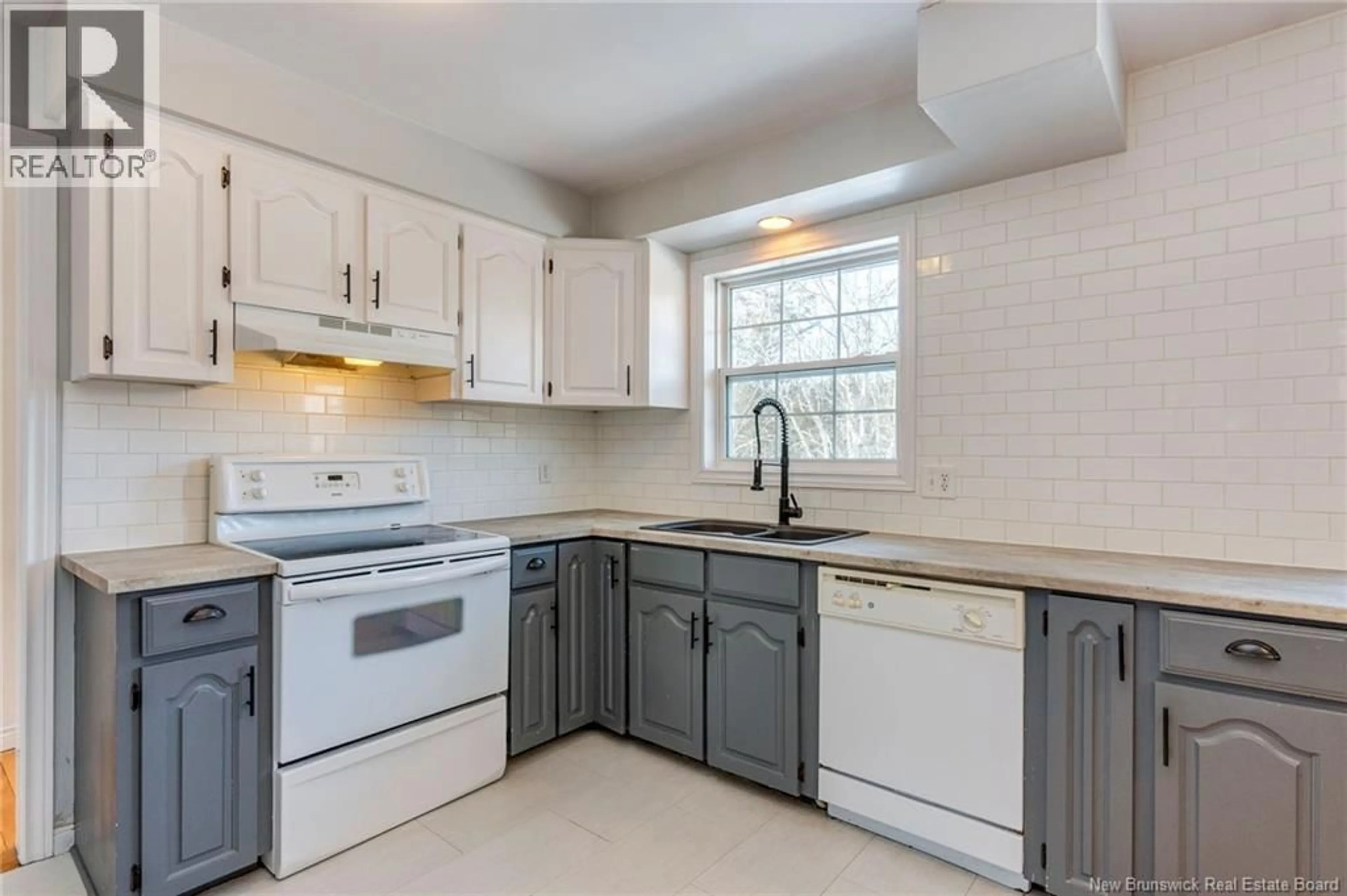 Standard kitchen, ceramic/tile floor for 16 HAMMONDVIEW TERRACE, Quispamsis New Brunswick E2S1B2