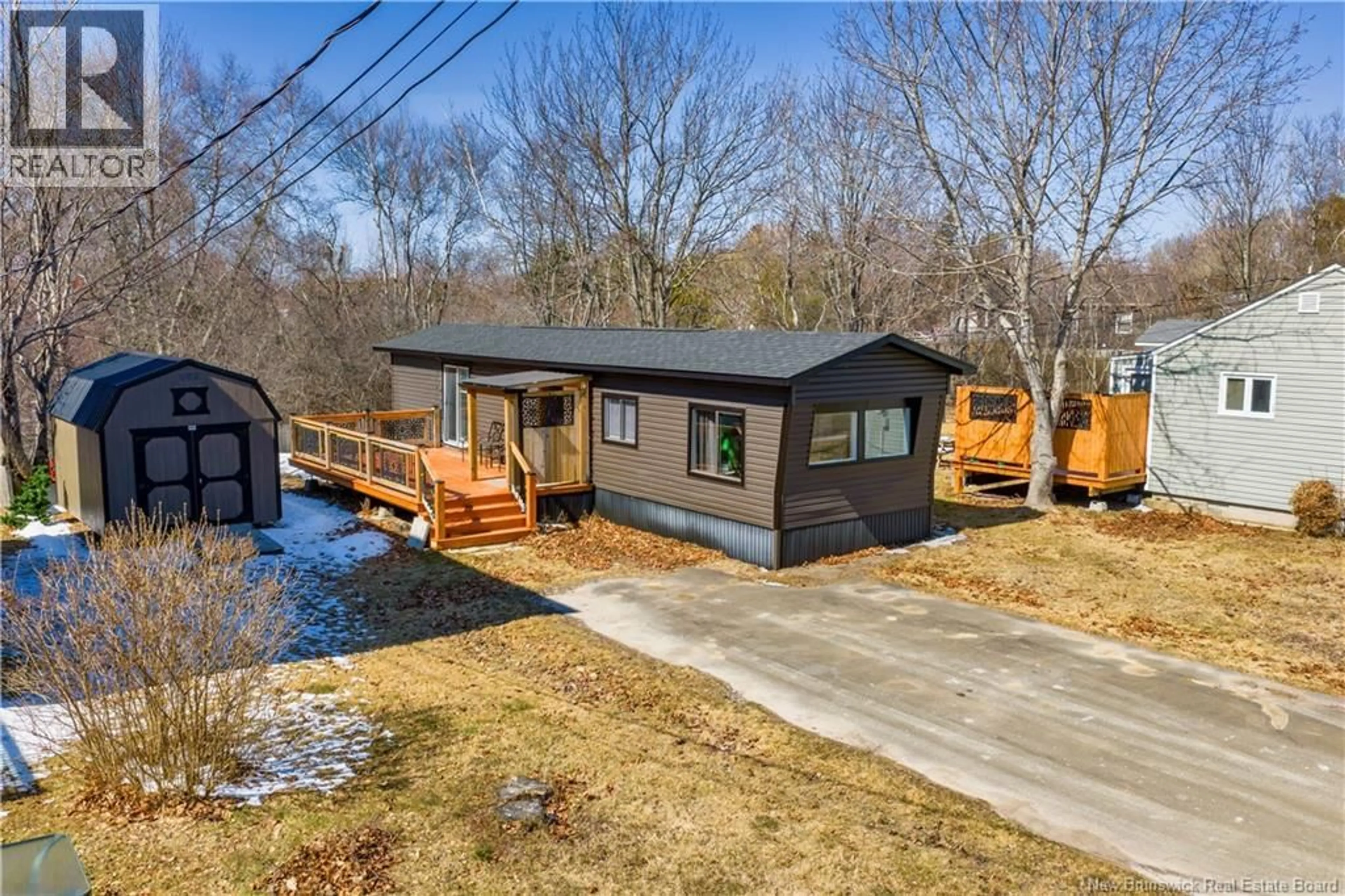 A pic from outside/outdoor area/front of a property/back of a property/a pic from drone, unknown for 16 FOURTH AVENUE, Pointe-Du-Chêne New Brunswick E4P4H7