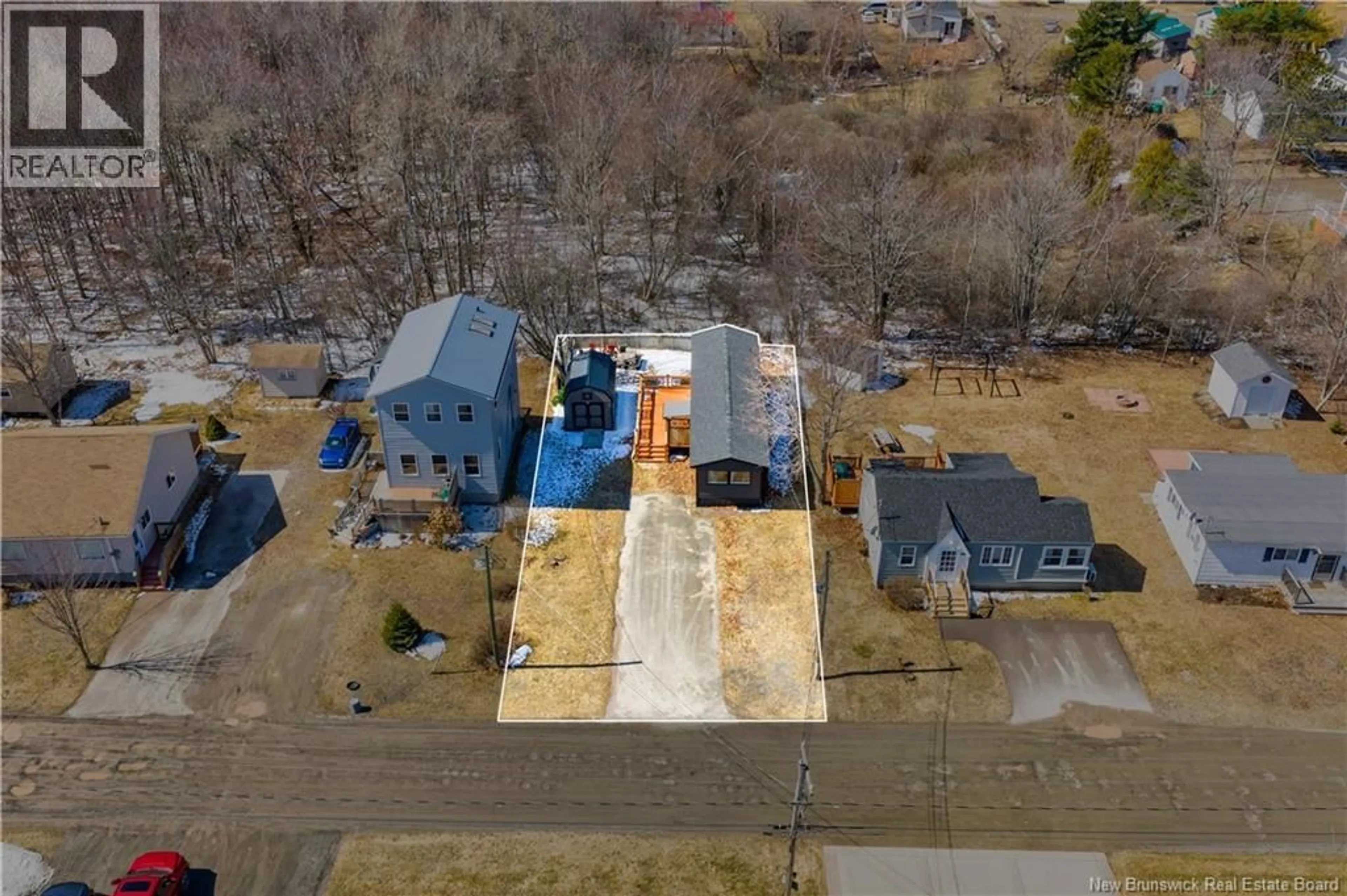 A pic from outside/outdoor area/front of a property/back of a property/a pic from drone, street for 16 FOURTH AVENUE, Pointe-Du-Chêne New Brunswick E4P4H7