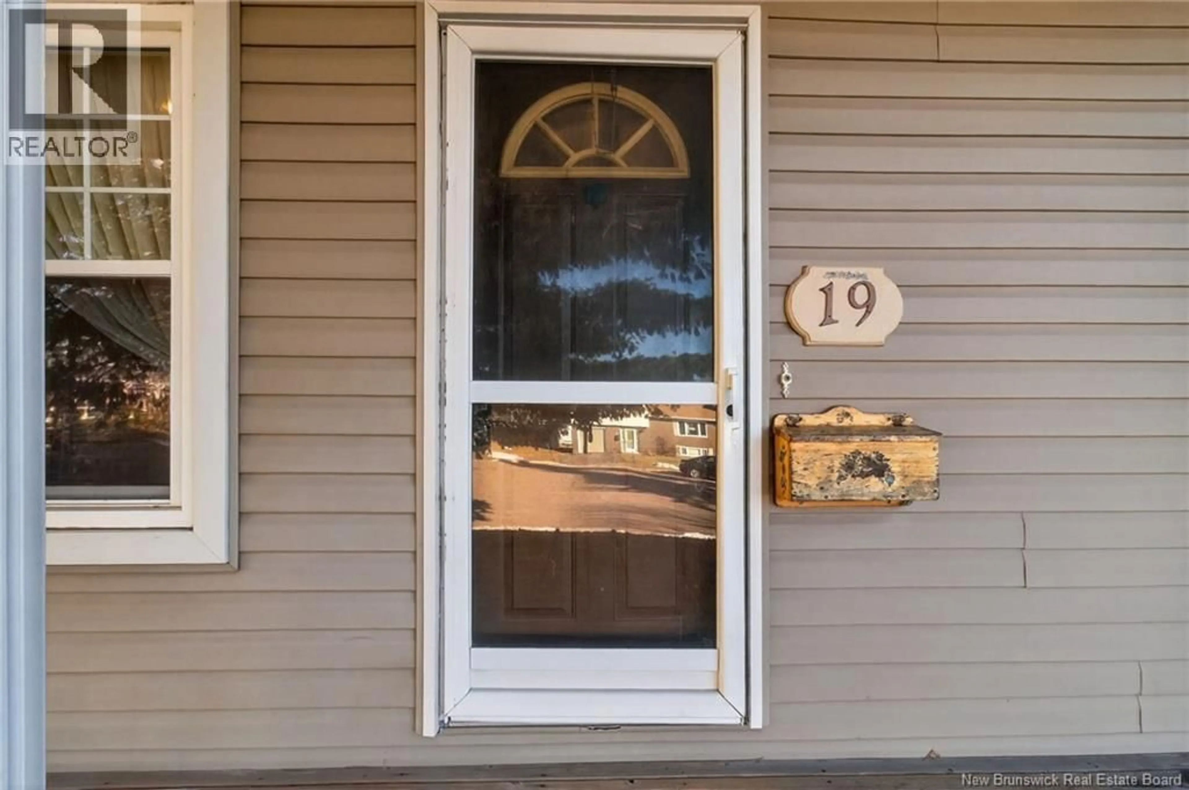 Indoor entryway for 19 LAROSE, Dieppe New Brunswick E1A5B7