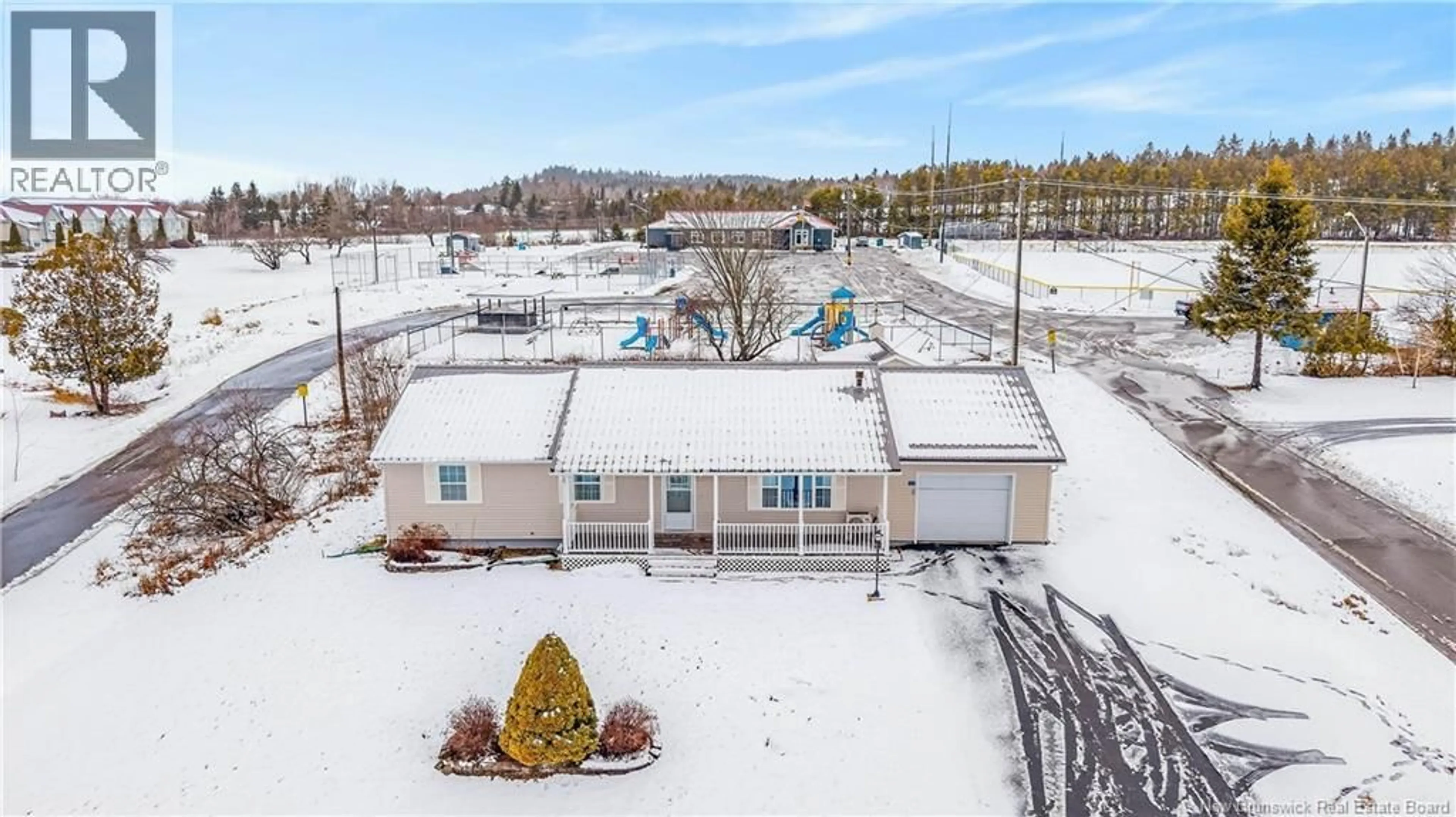 A pic from outside/outdoor area/front of a property/back of a property/a pic from drone, building for 85 MAIN STREET, St George New Brunswick E5C3J4