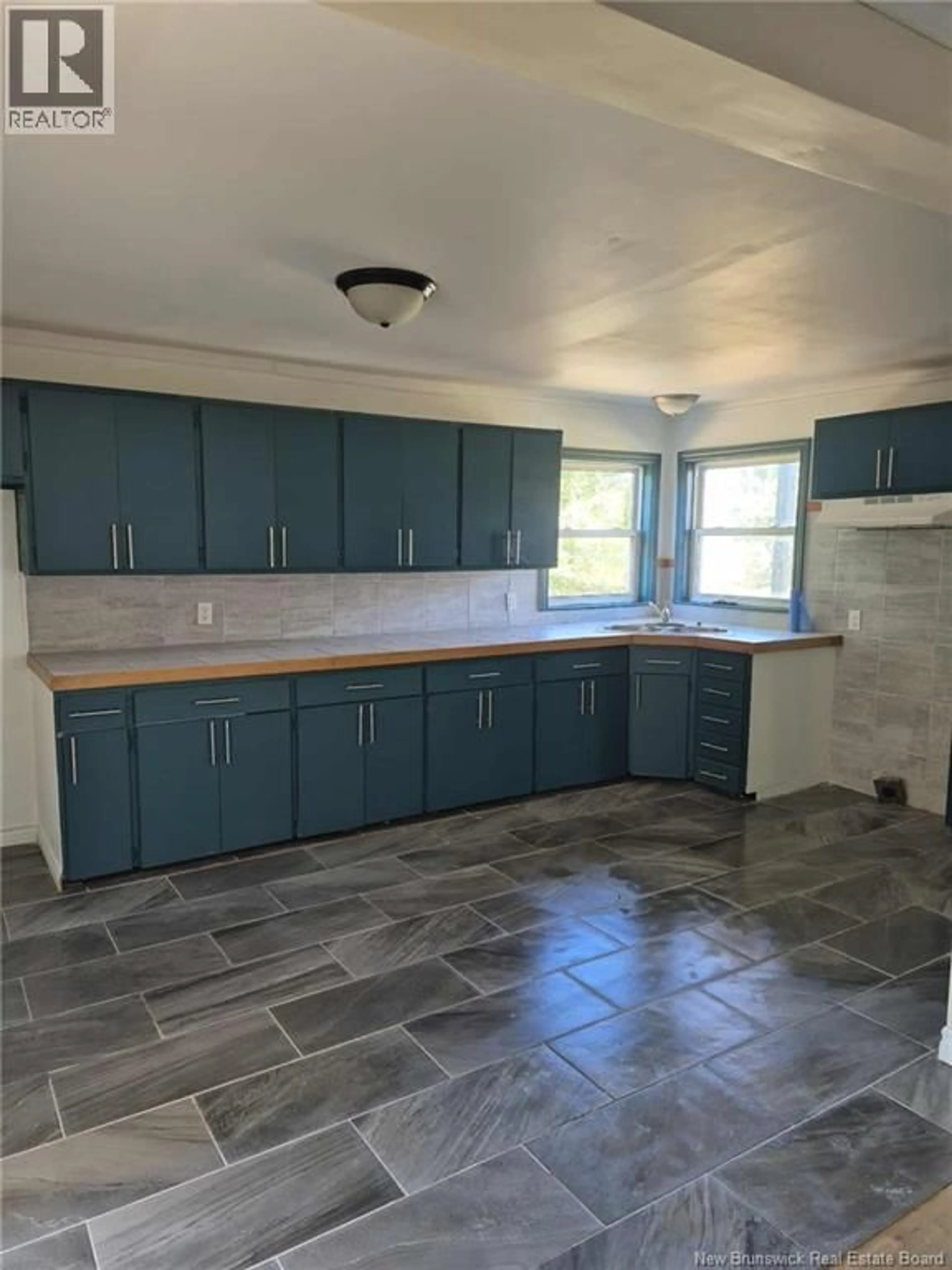 Standard kitchen, ceramic/tile floor for 7629 ST PAUL, Bas-Caraquet New Brunswick E1W6B9