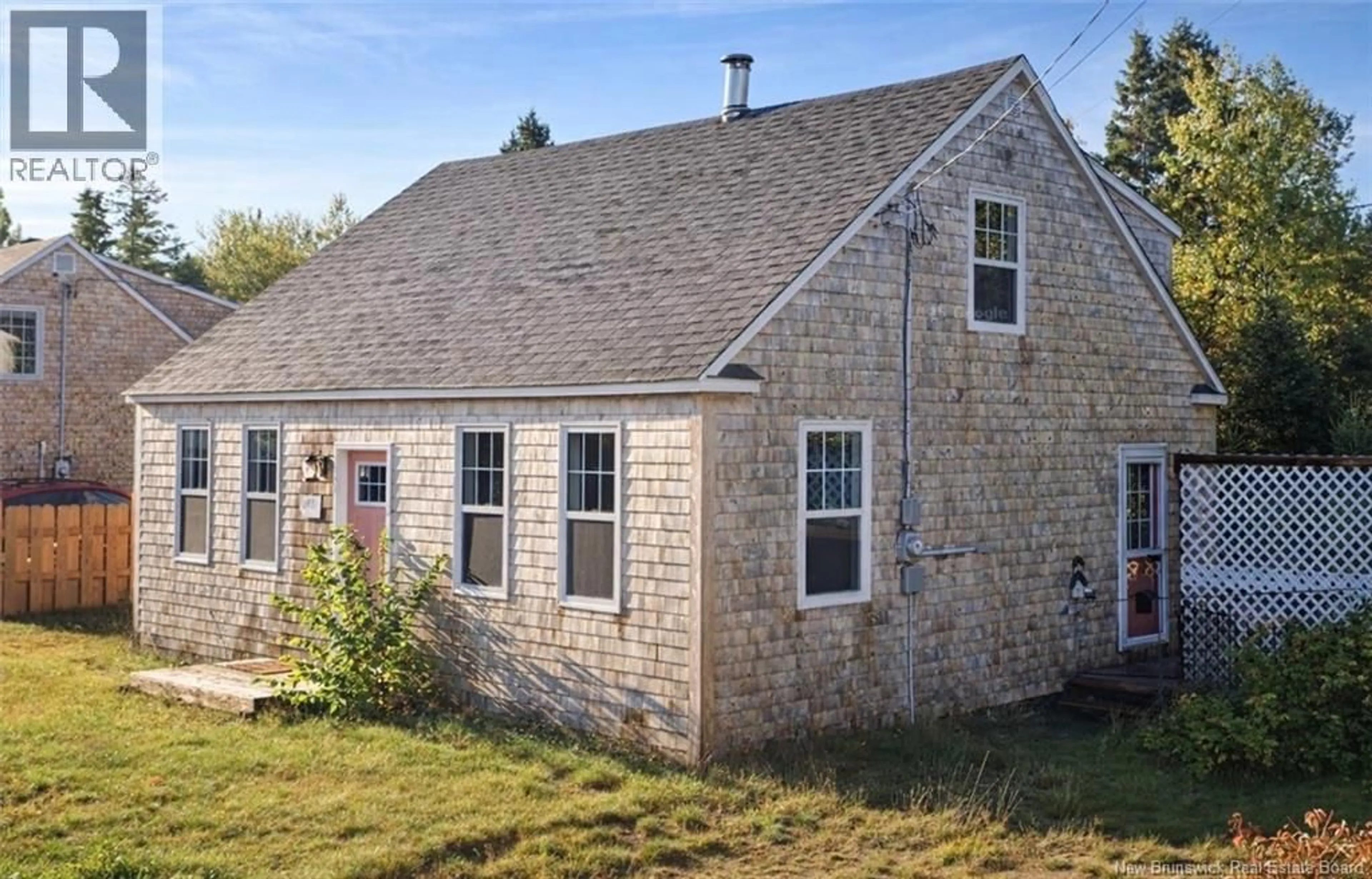 Home with vinyl exterior material, building for 1853 SCHRYER, Bathurst New Brunswick E2A4Y4