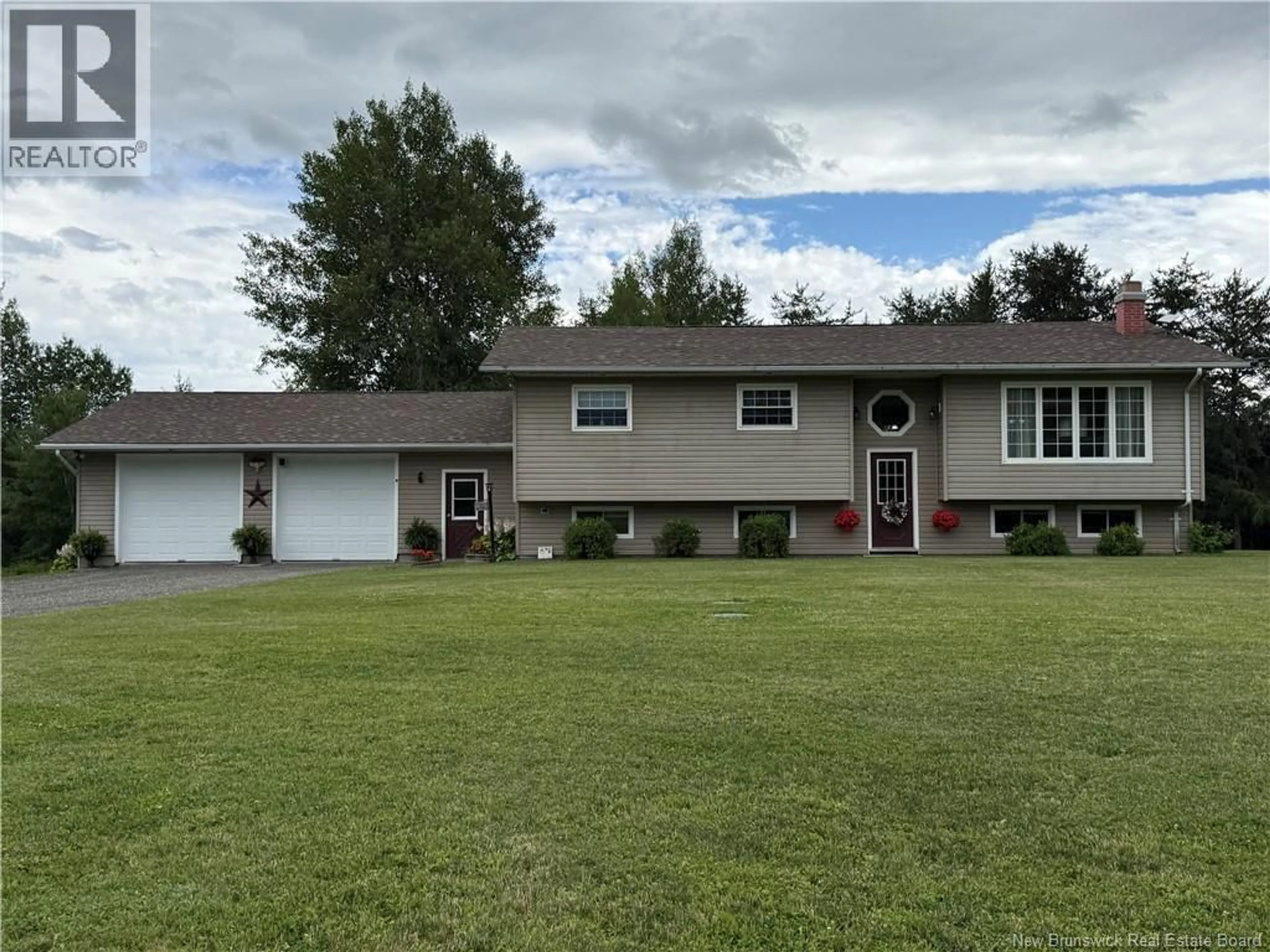 Home with vinyl exterior material, unknown for 343 ESTEY ROAD, Waterville New Brunswick E7P1H8