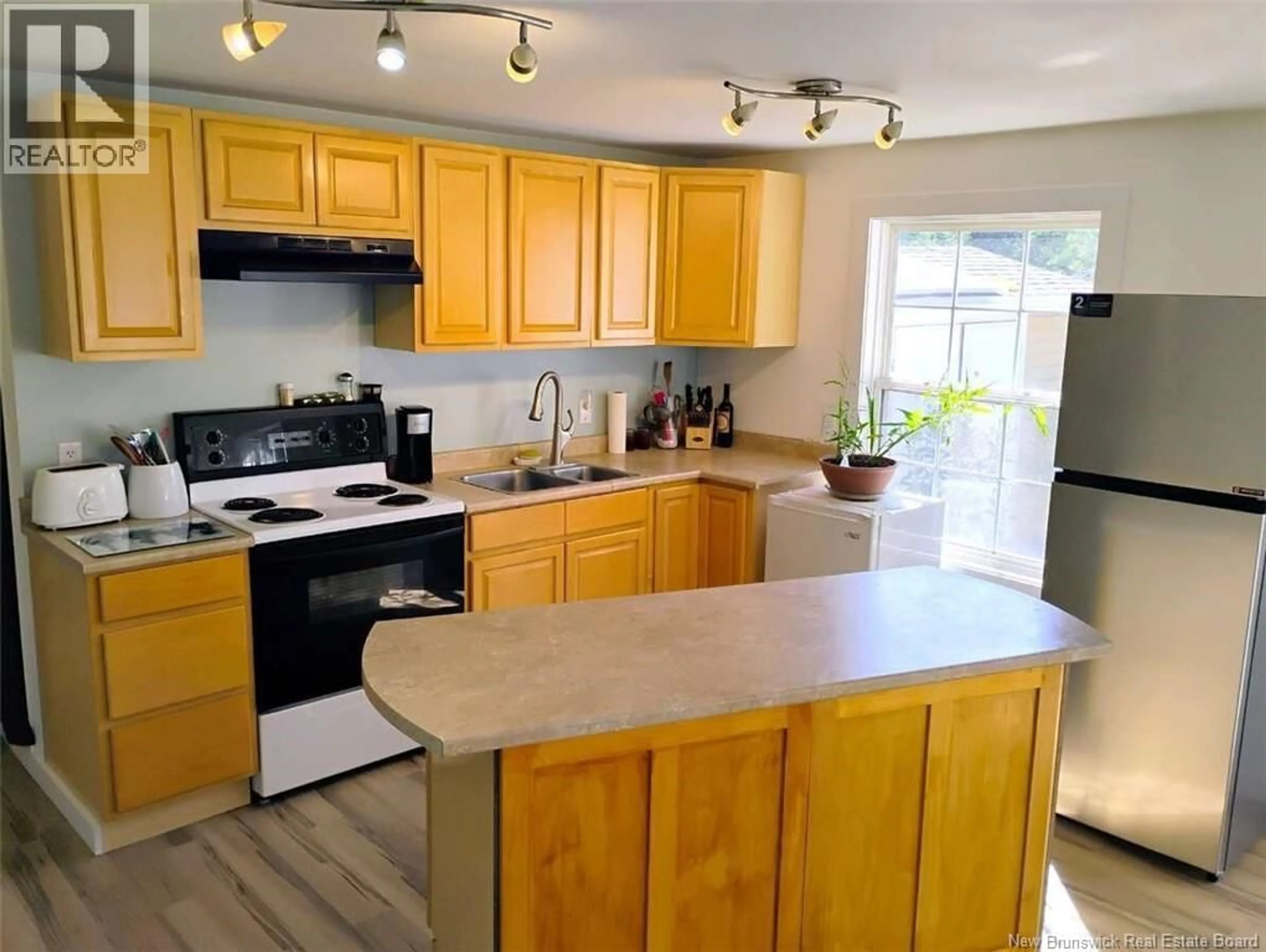 Standard kitchen, wood/laminate floor for 35 FOURTH AVENUE, Pointe-Du-Chêne New Brunswick E4P4H4