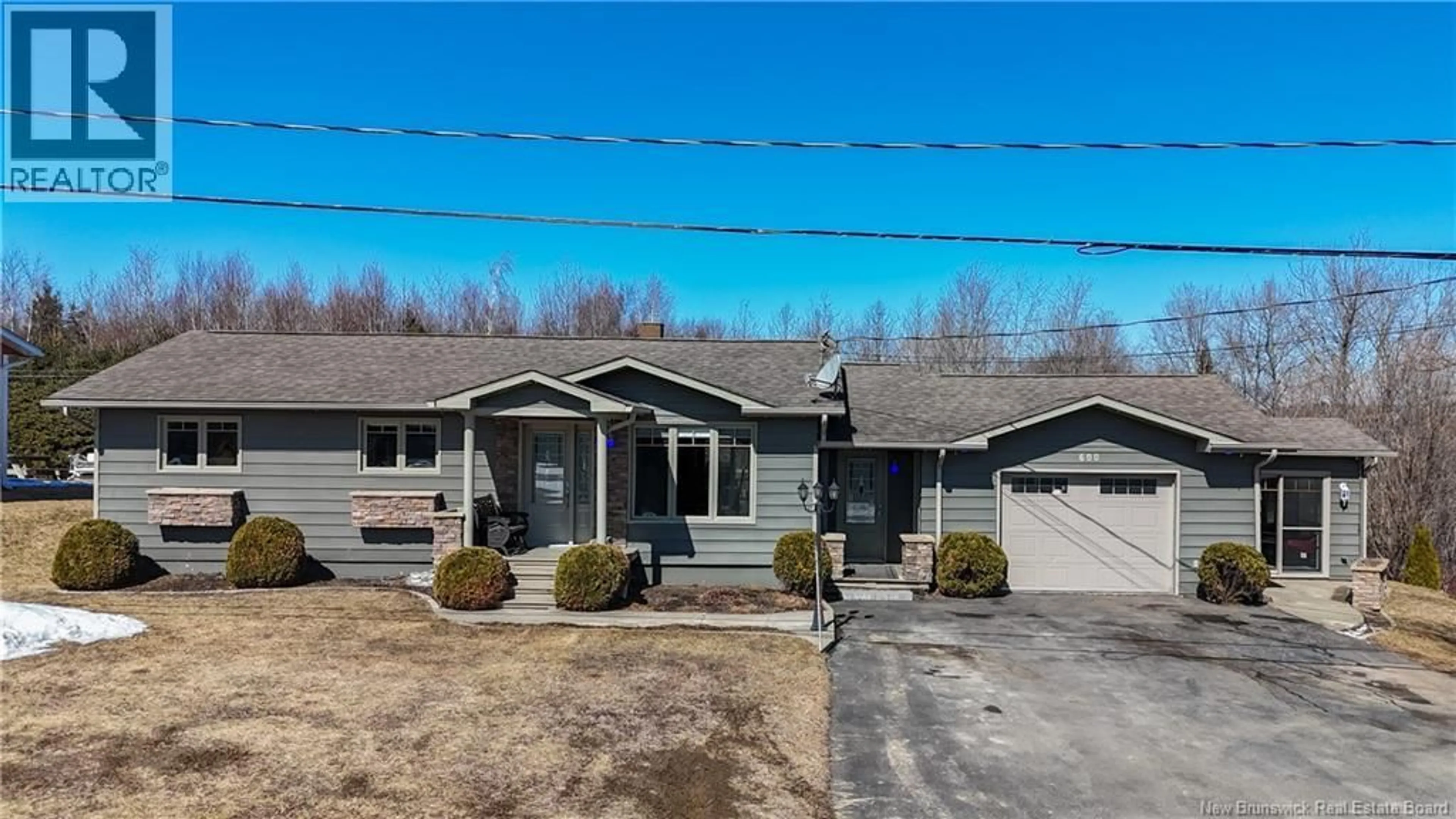 Home with vinyl exterior material, street for 600 5TH AVENUE, Grand-Sault/Grand Falls New Brunswick E3Z1A1