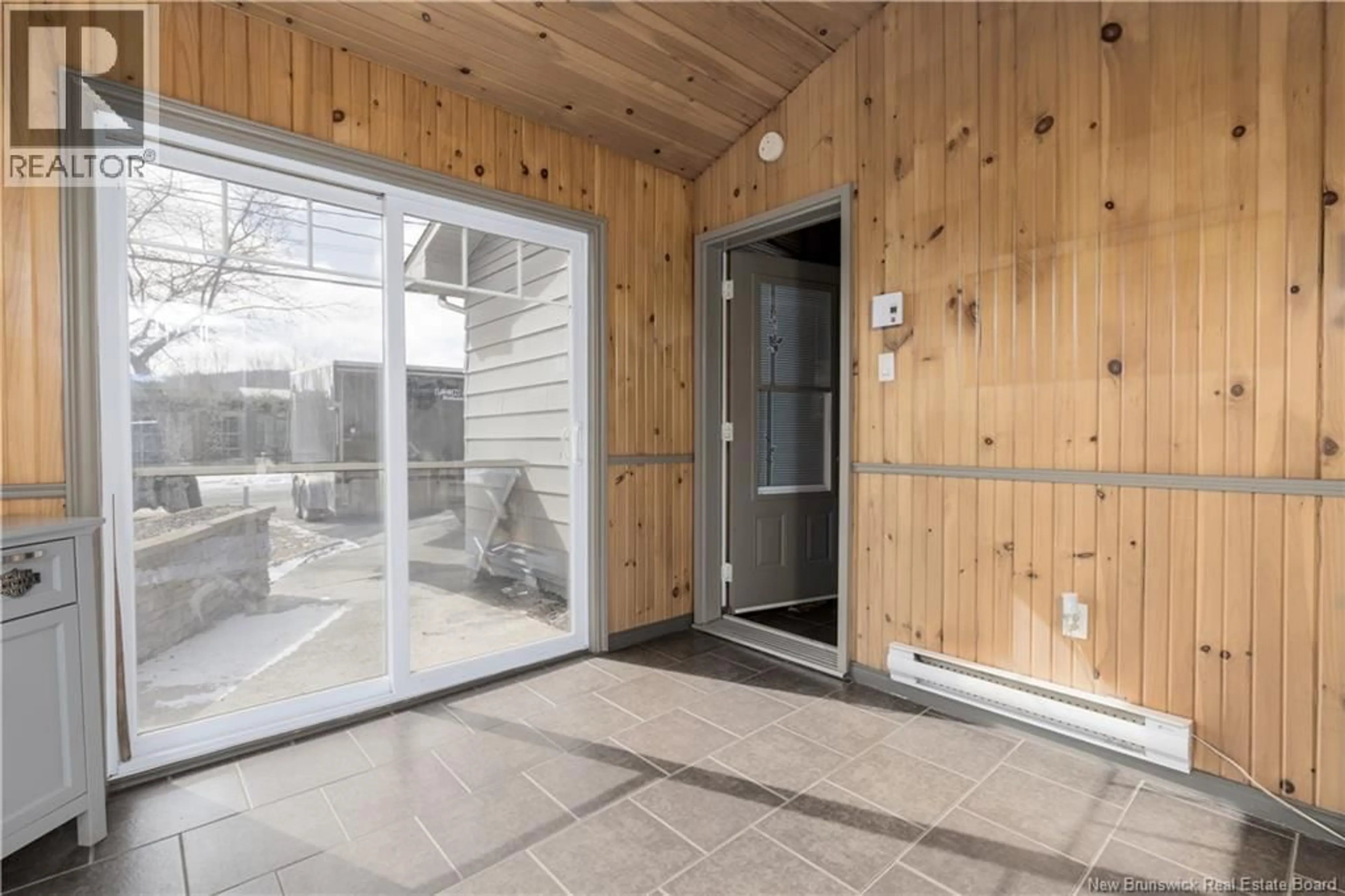 Indoor entryway for 600 5TH AVENUE, Grand-Sault/Grand Falls New Brunswick E3Z1A1