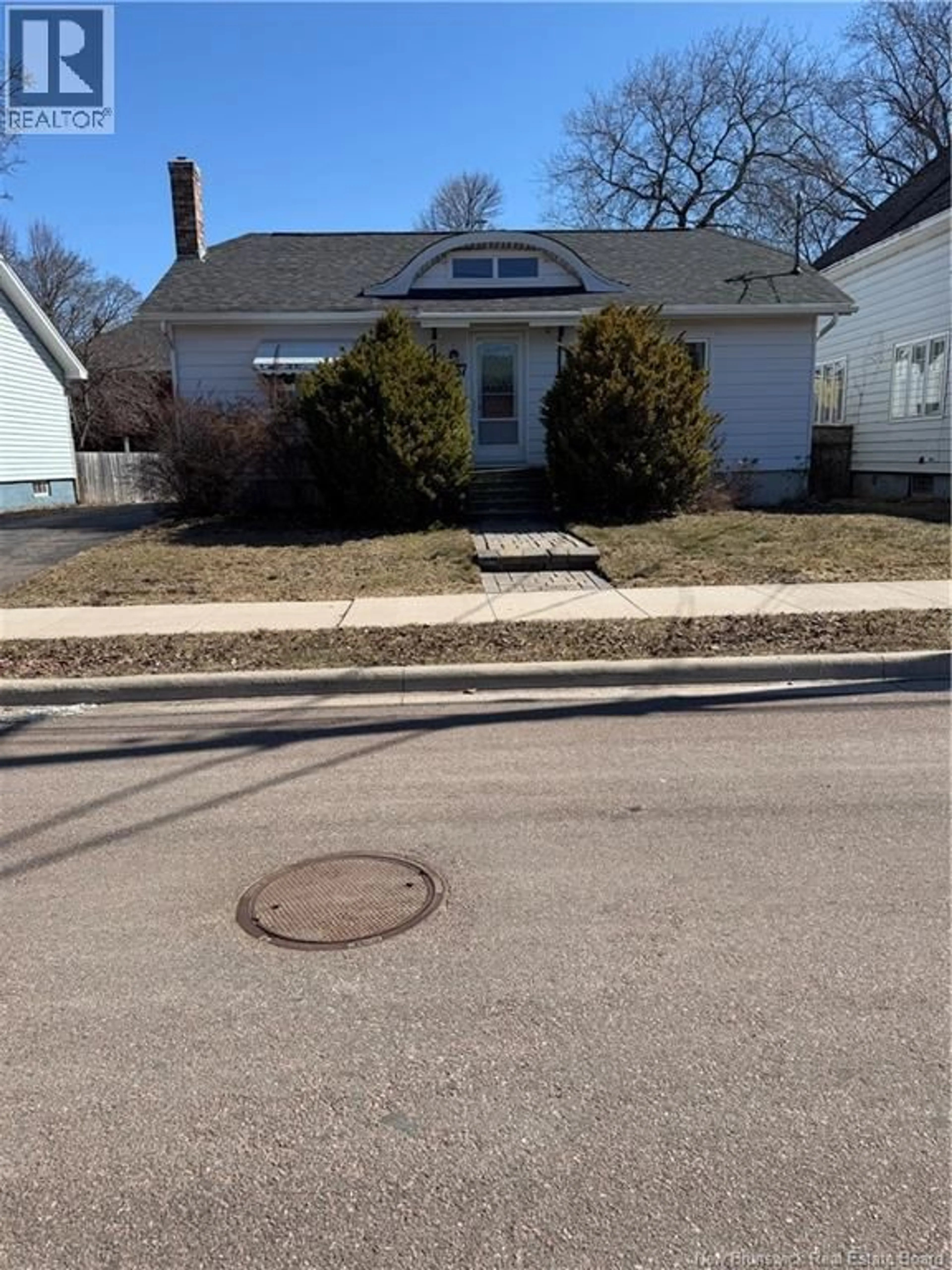 A pic from outside/outdoor area/front of a property/back of a property/a pic from drone, street for 37 WINTER AVENUE, Moncton New Brunswick E1C5X2