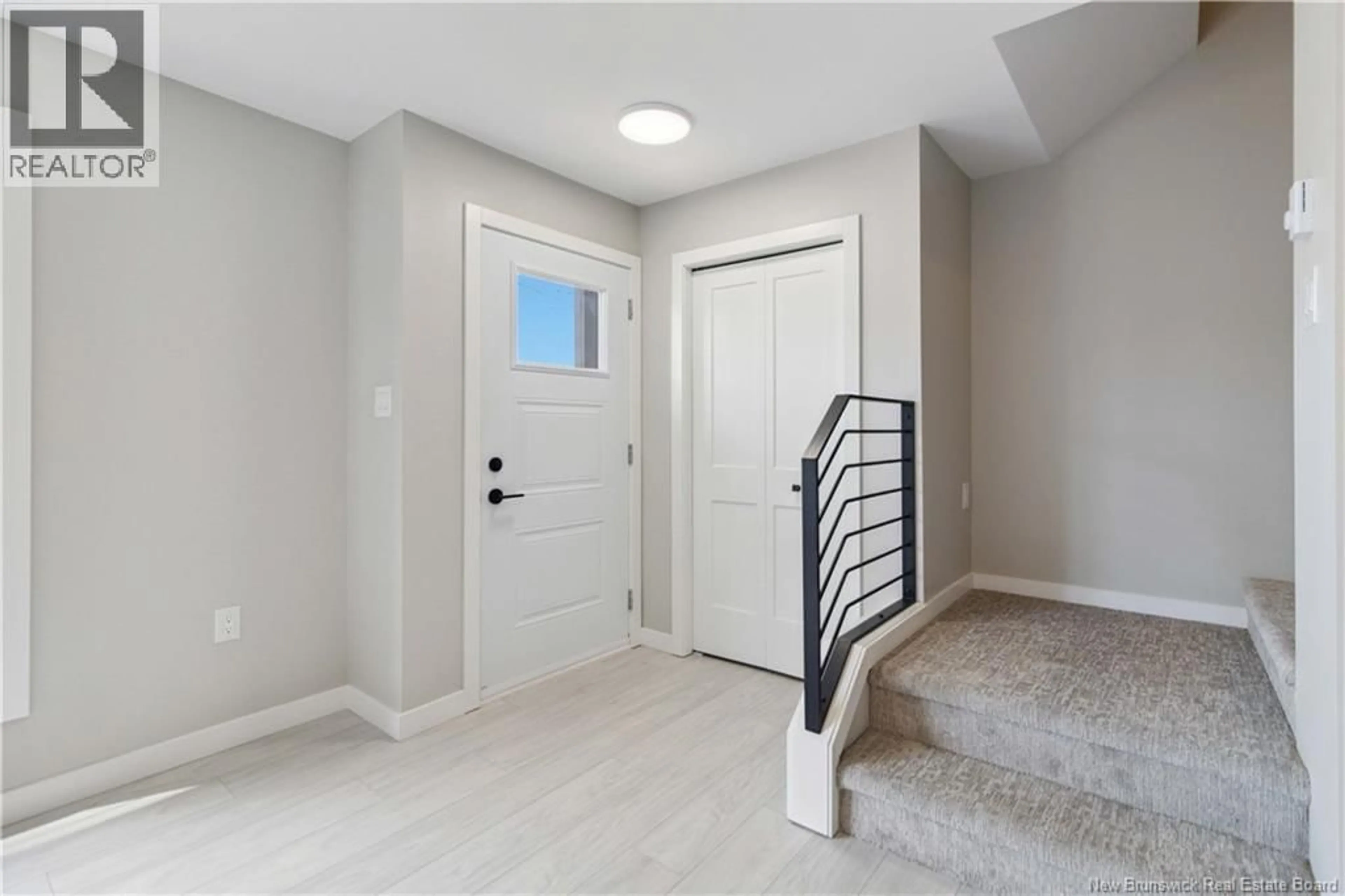 Indoor entryway for 378 DAMIEN, Dieppe New Brunswick E1A0H3