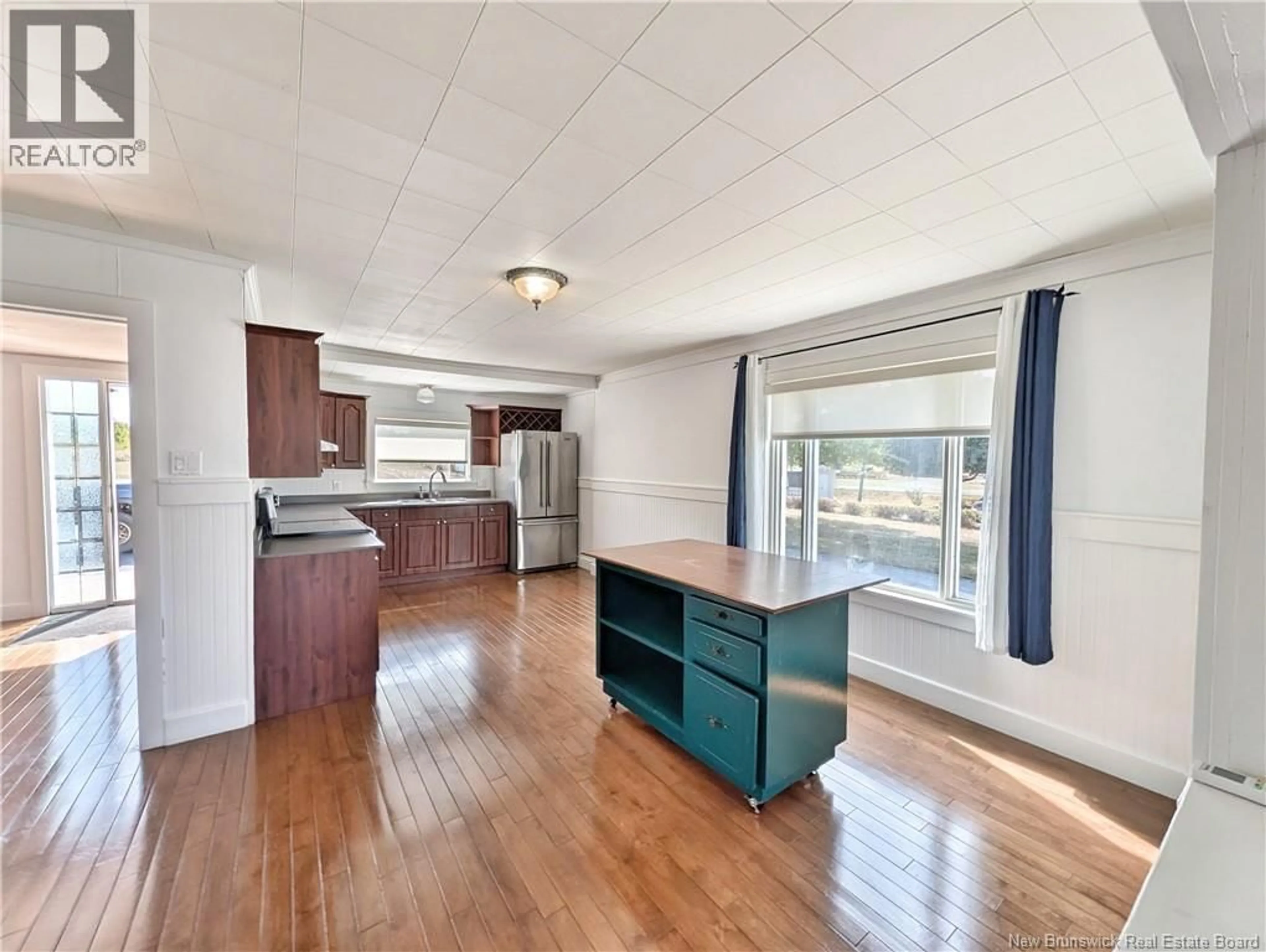 Open concept kitchen, wood/laminate floor for 294 BD ST PIERRE E, Caraquet New Brunswick E1W1B5