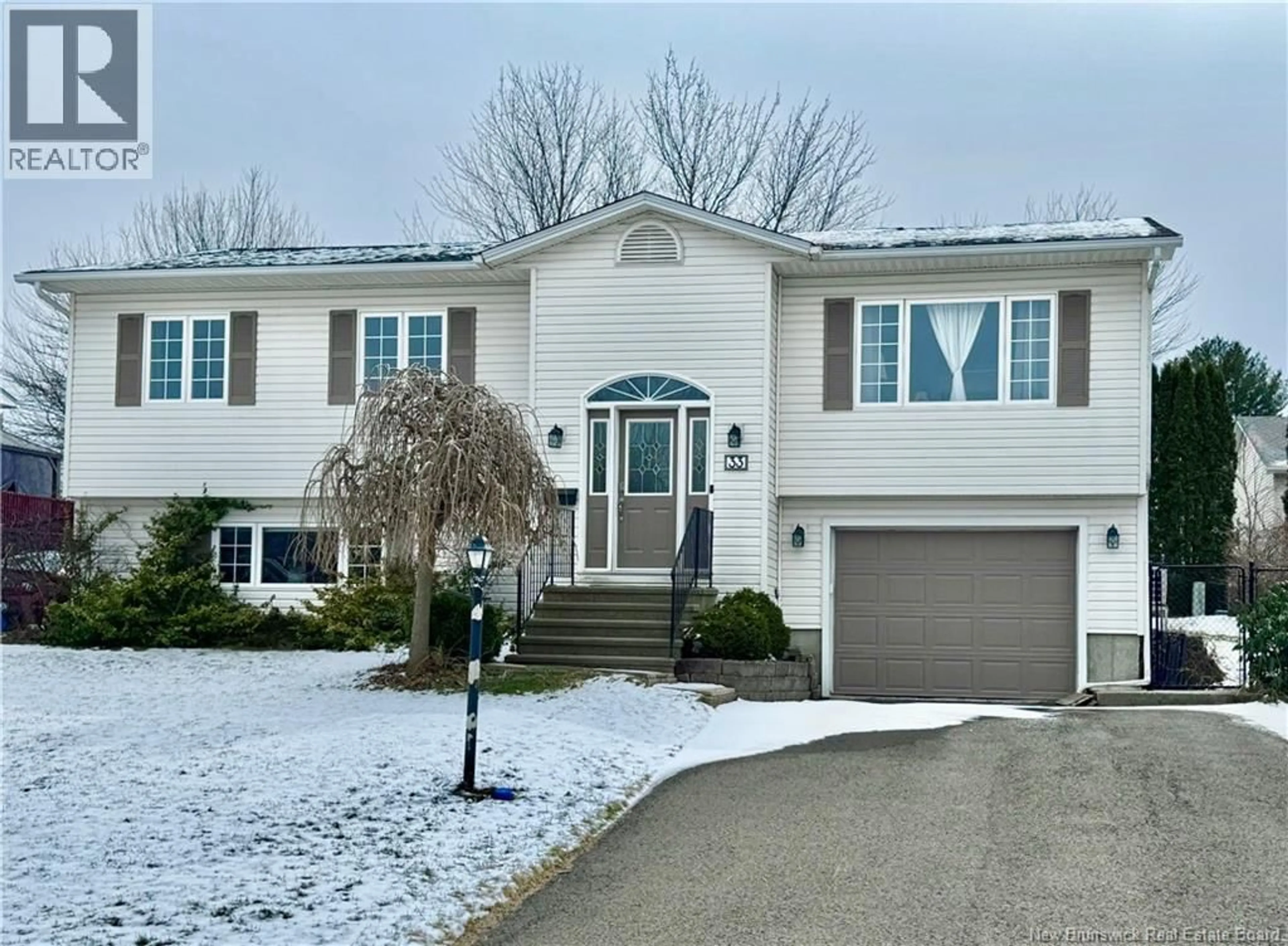 Home with vinyl exterior material, street for 33 LANSDOWN AVENUE, Oromocto New Brunswick E2V4J7