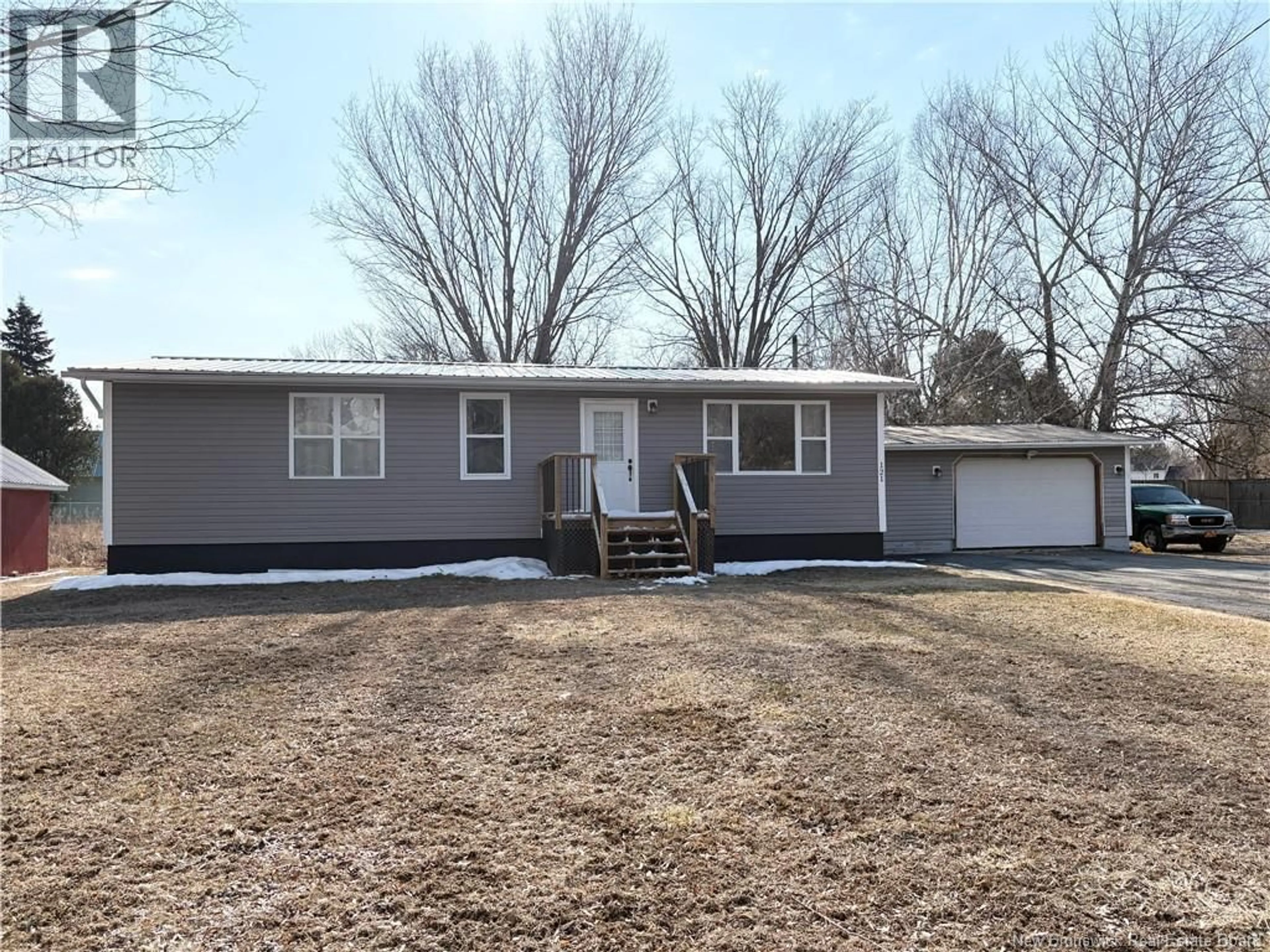 Home with vinyl exterior material, street for 121 WENTWORTH STREET, Woodstock New Brunswick E7M2Z4